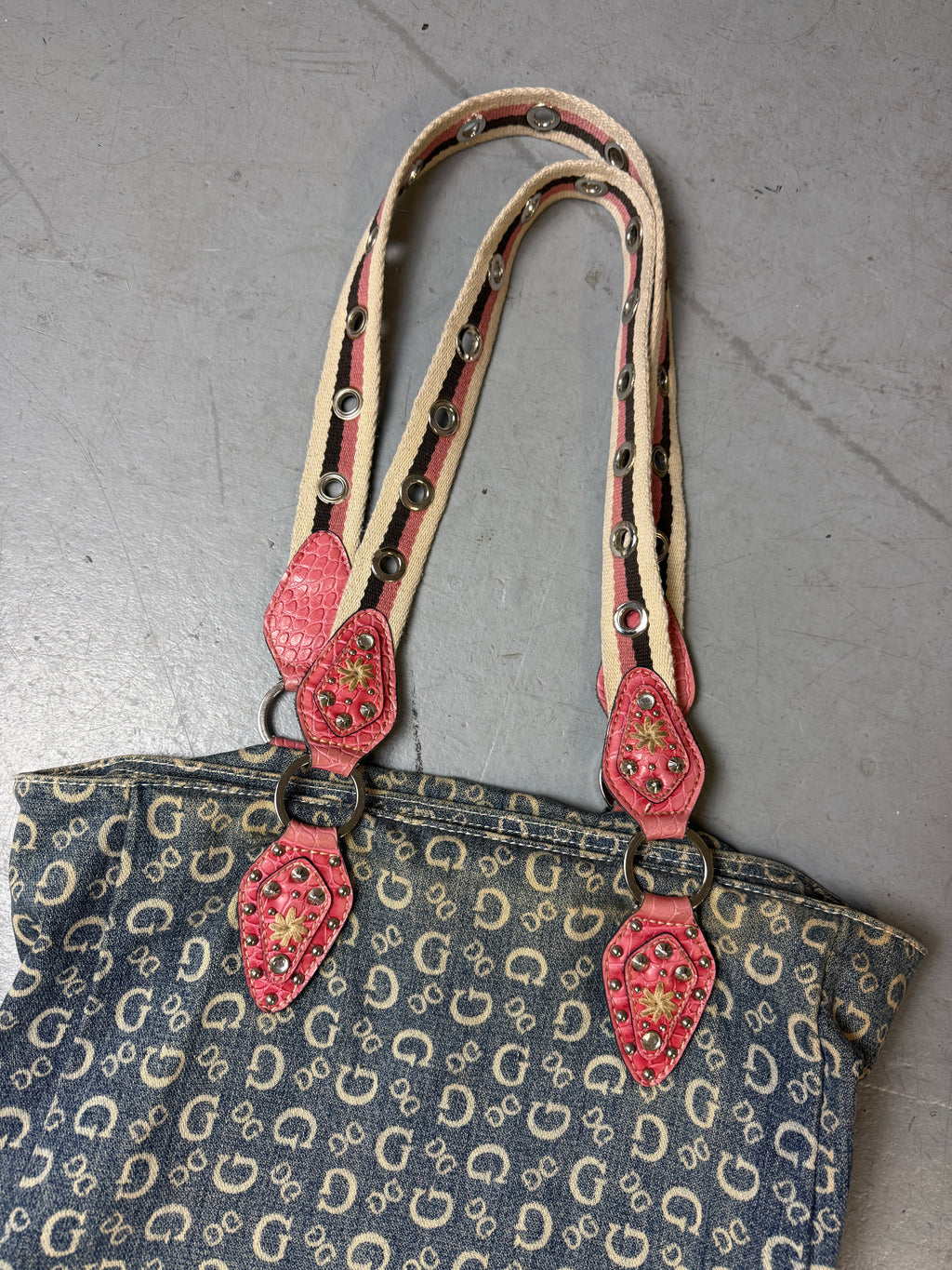Detailbild von einer Vintage CNTY BAGS Guess Denim Tote Bag with Pink Details von Trägern