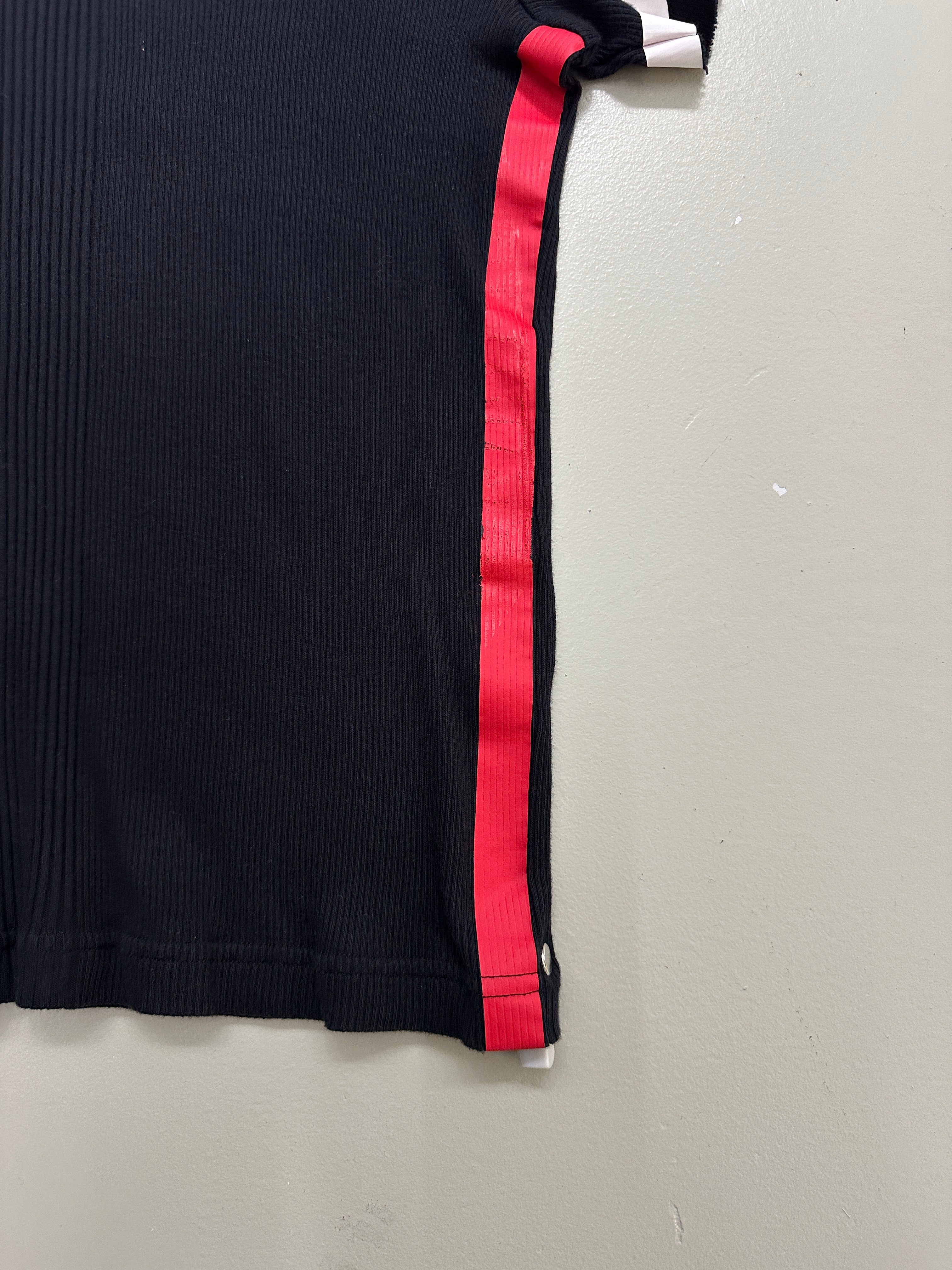 Vintage Moschino Black Ribbed T-Shirt für Frauen. Y2K Second Hand 2000s Fashion