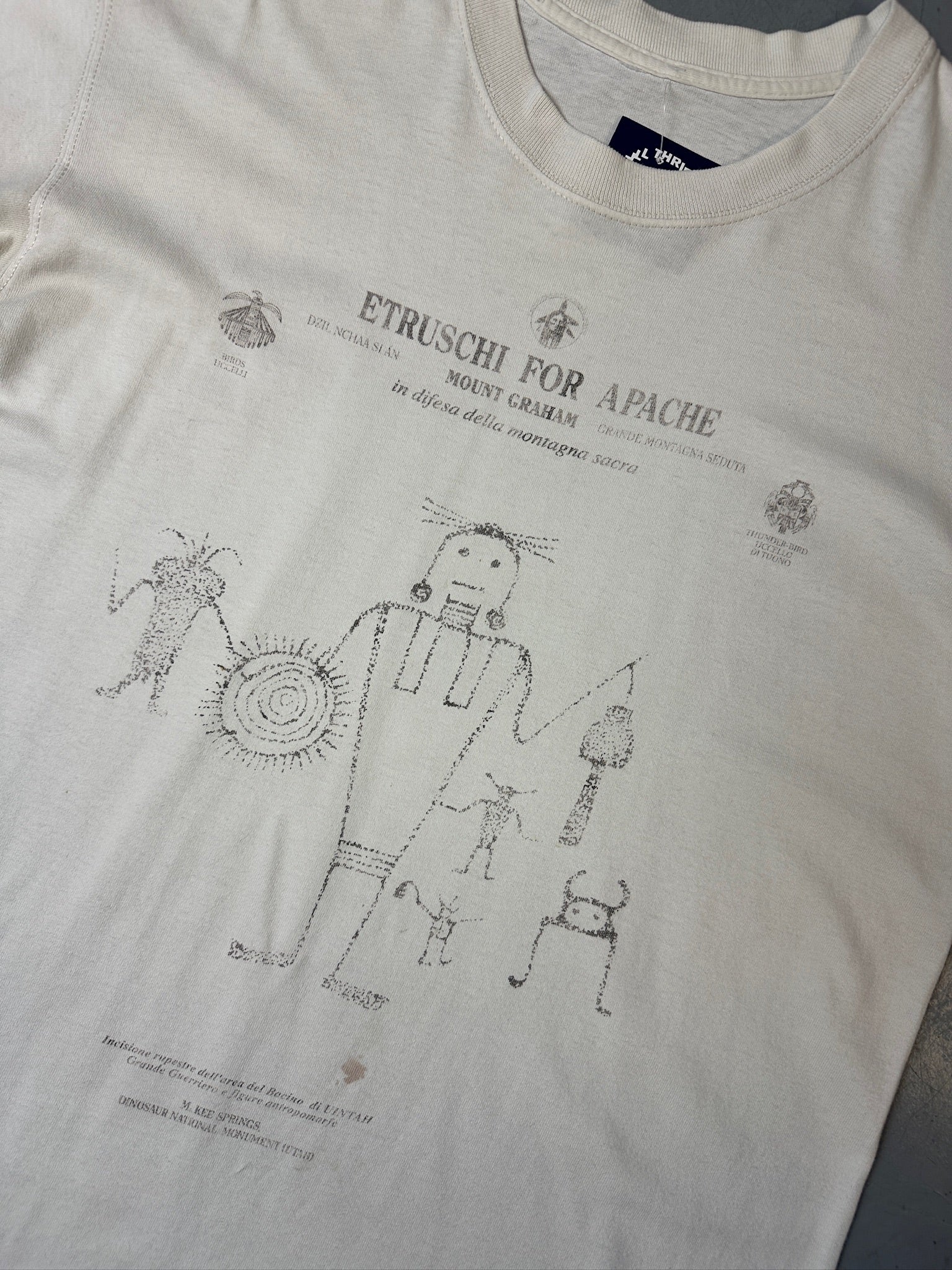 Detailbild von Vintage White Latin Printed T-Shirt von vorne 