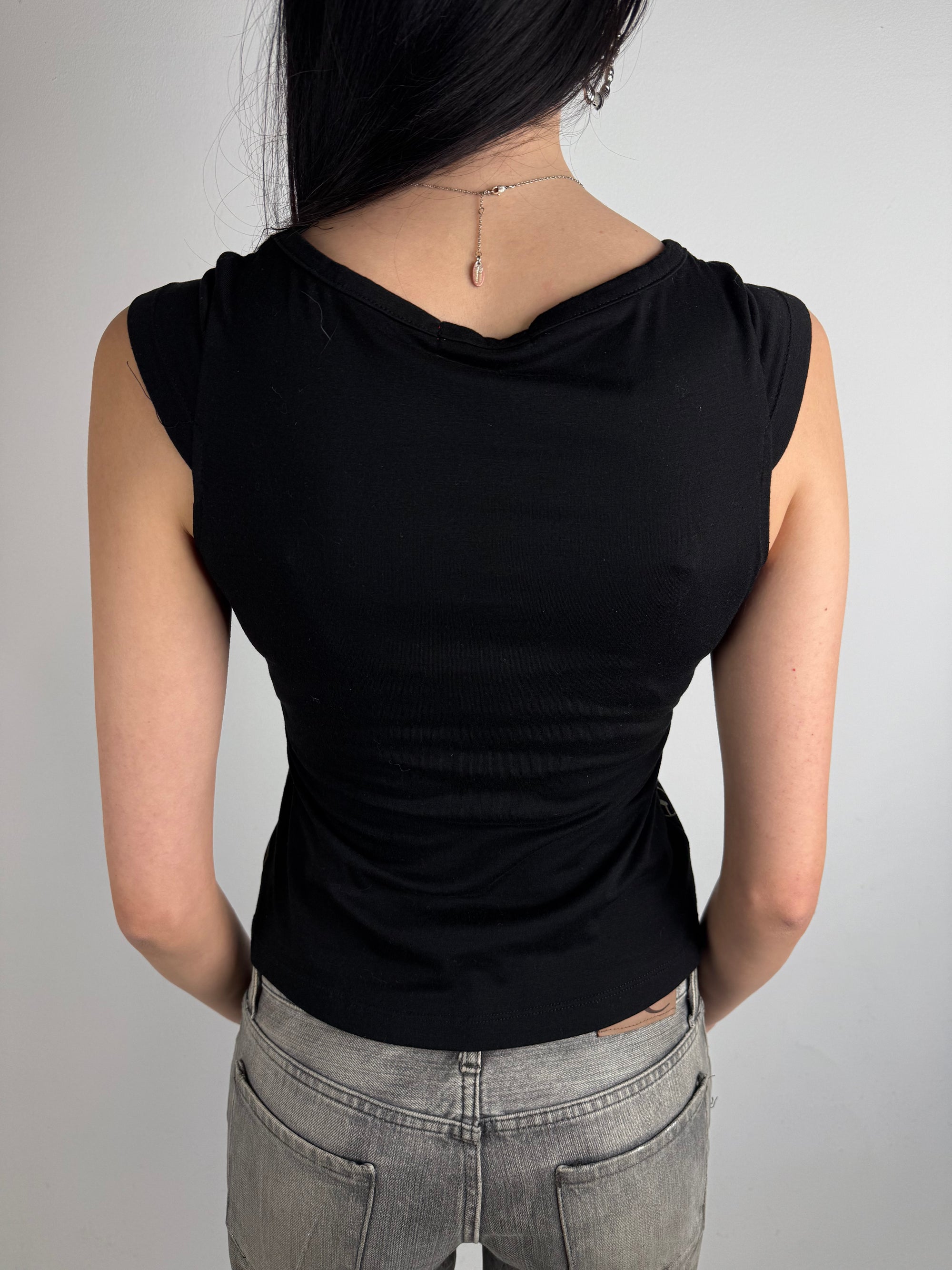 Tragebild von einem Vintage S & Charm Black Tank Top von hinten