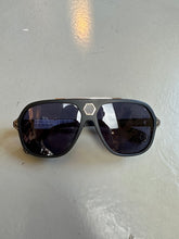 Laden Sie das Bild in den Galerie-Viewer, Zu sehen ist ein Produktbild von einer Philipp Plein Sunglasses von vorne vor einem grauen Hintergrund.