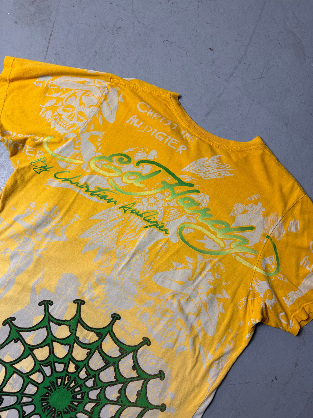 Detailbild von einem Vintage Ed Hardy Yellow Printed T-Shirt von Schriftzug auf T-Shirt Rückseite