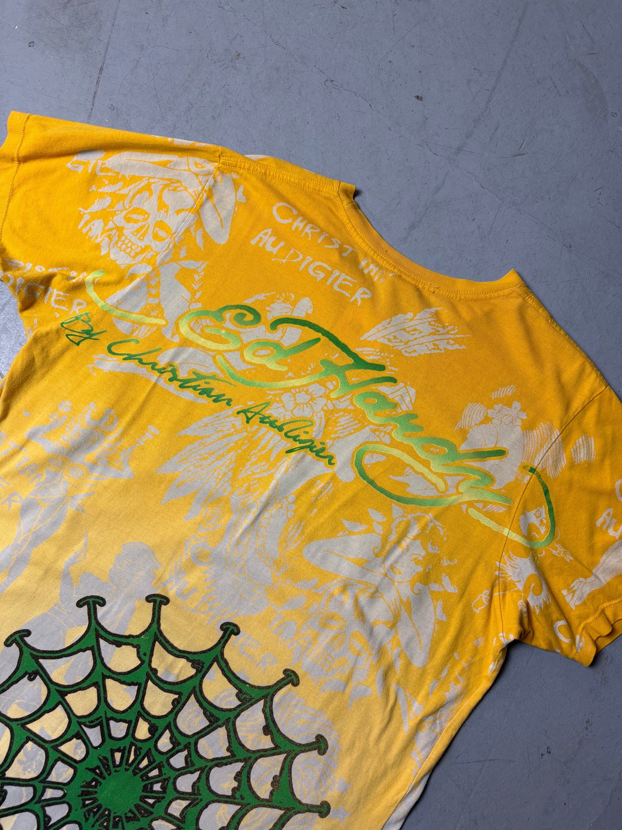 Detailbild von einem Vintage Ed Hardy Yellow Printed T-Shirt von Schriftzug auf T-Shirt Rückseite