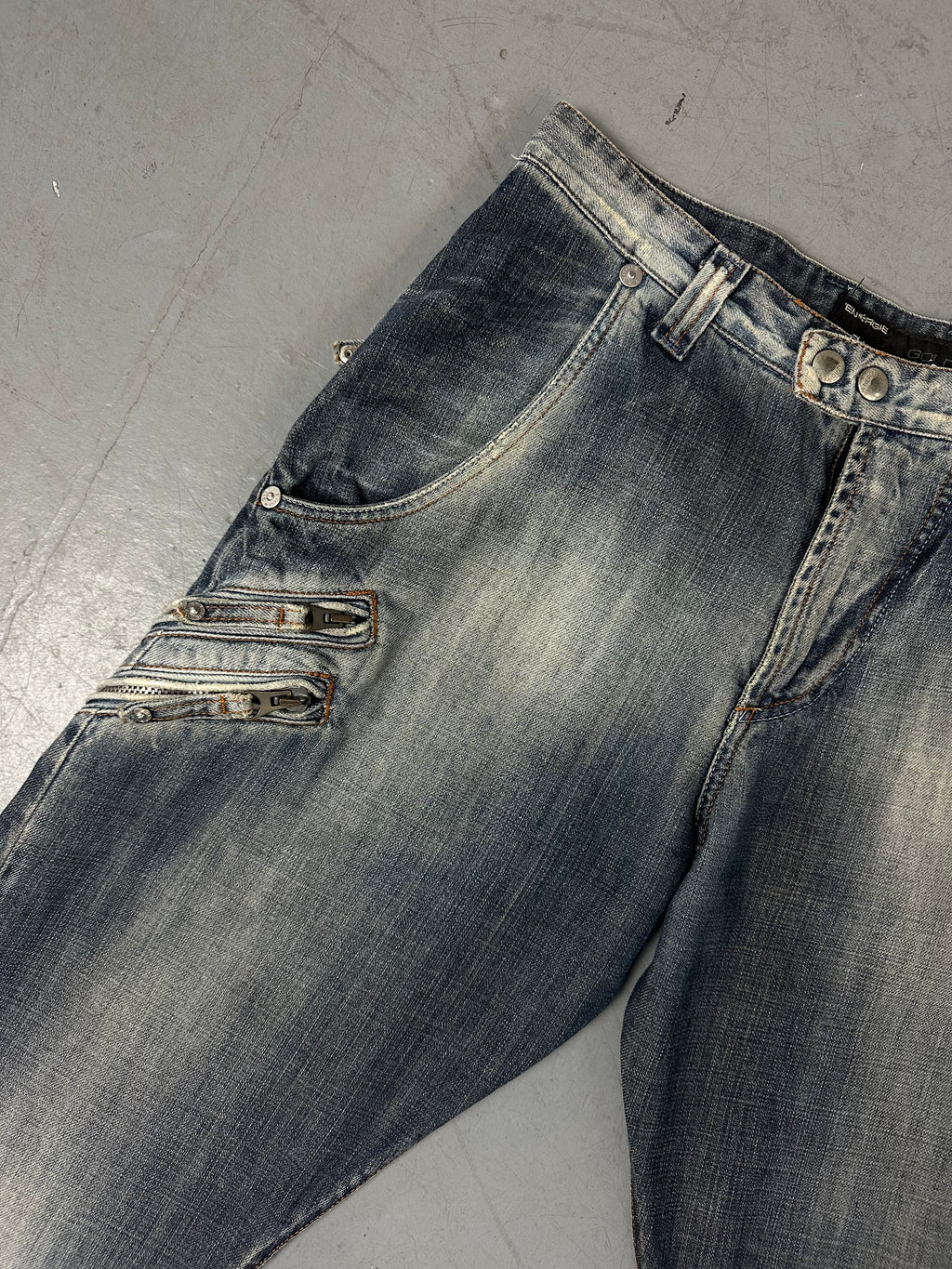 Eine blue washed flared denim im baggy schnitt 