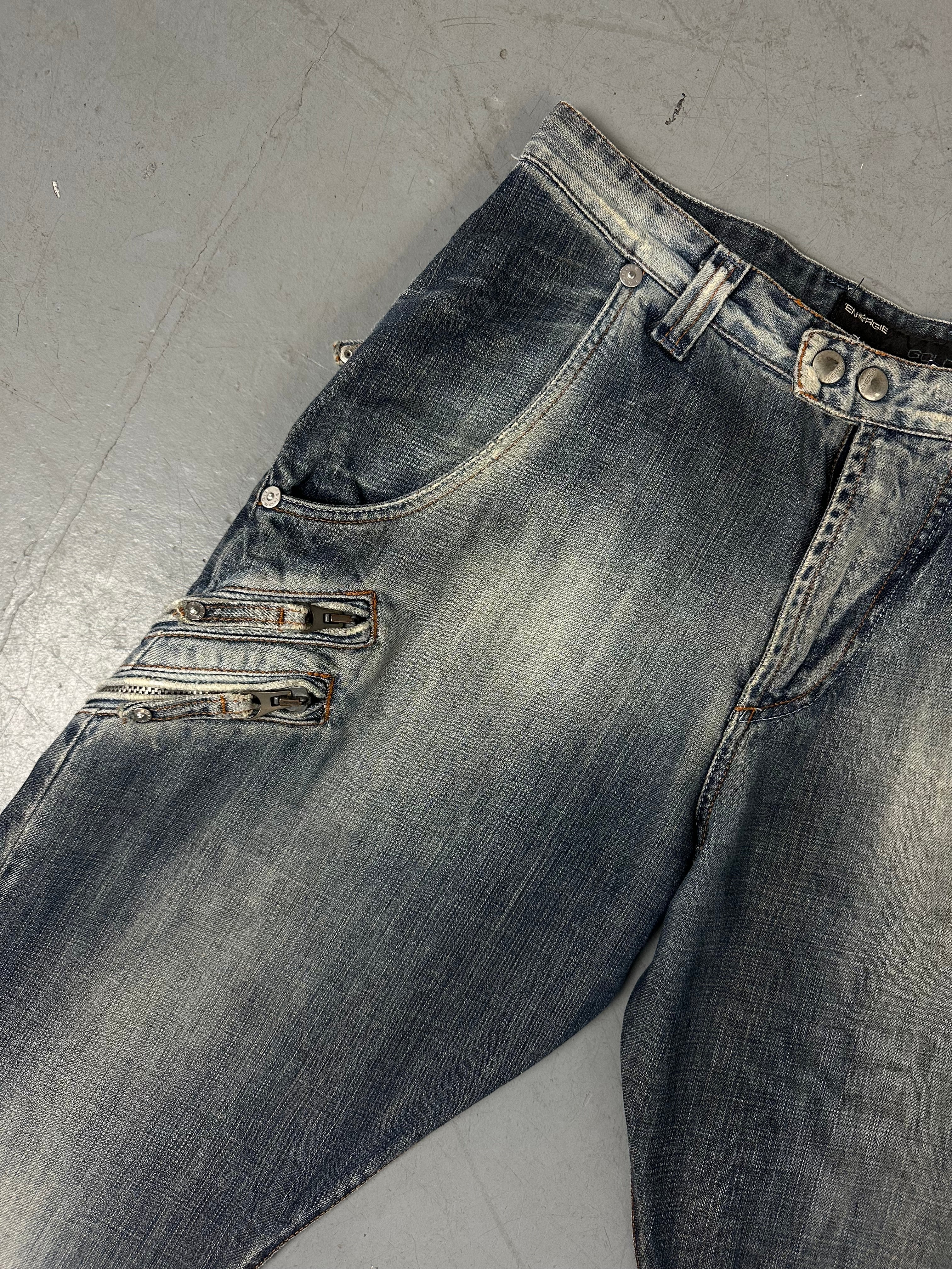 Eine blue washed flared denim im baggy schnitt 