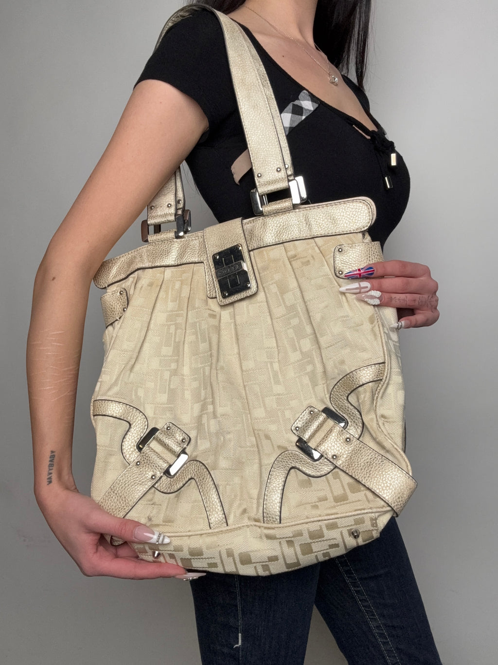 Tragebild von einer Vintage CNTY BAGS Guess Beige Monogram Big Bag von vorne