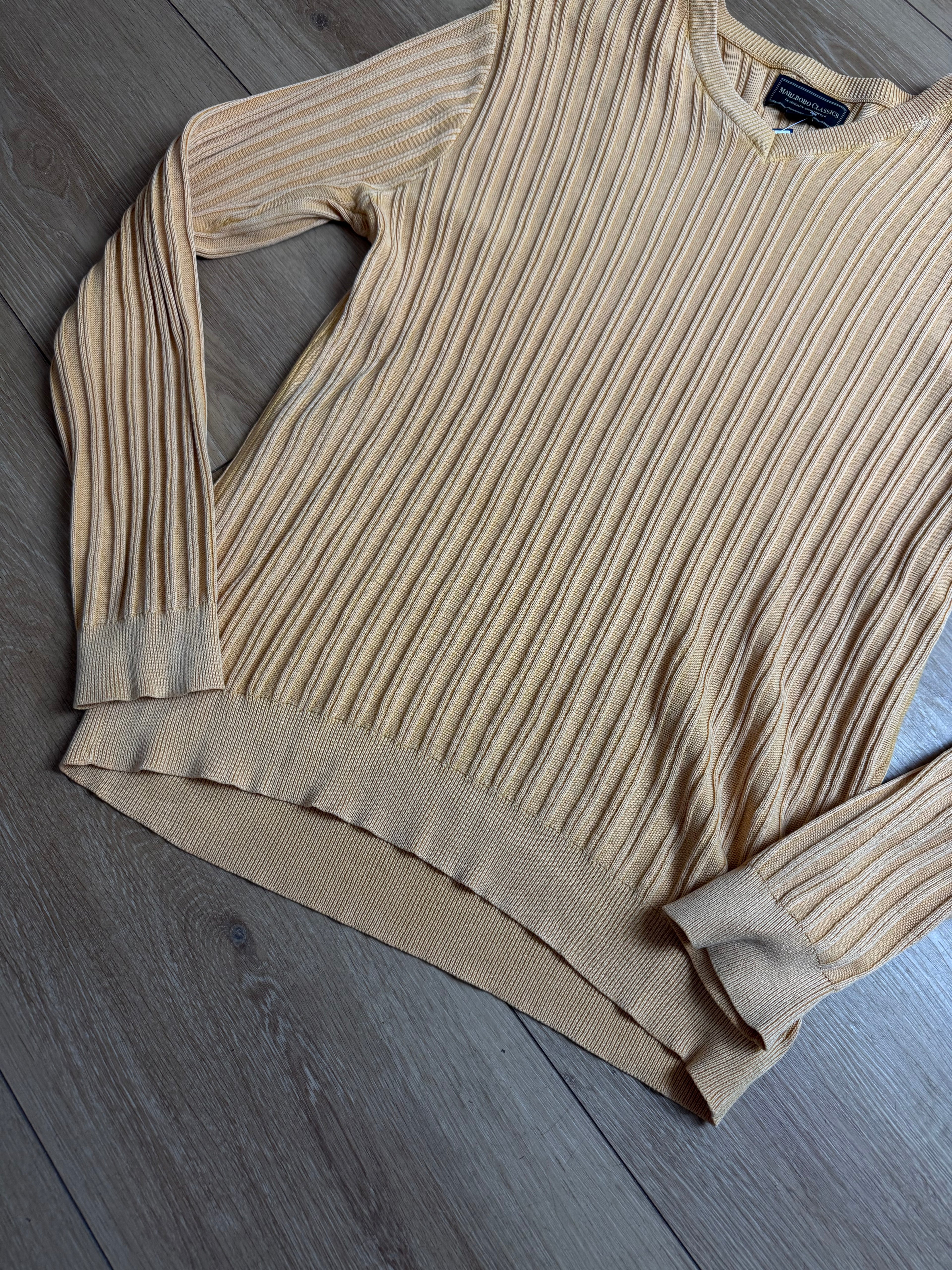 Detailbild von einem Vintage Marlboro Classics Orange Knit Sweater von vorne