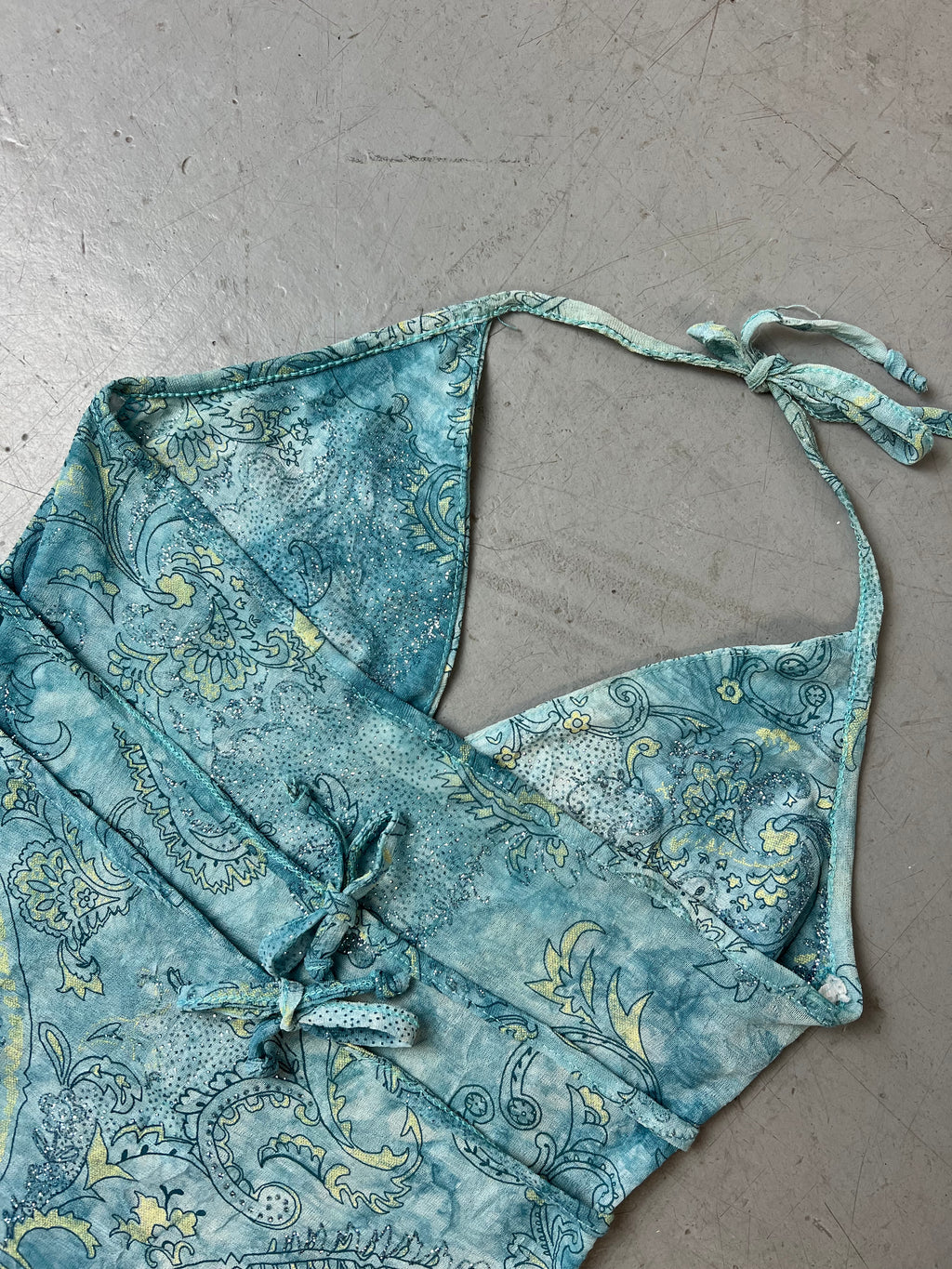Vintage Blue Paisley Neckholder Top für Damen. Y2K Second Hand 2000s Fashion