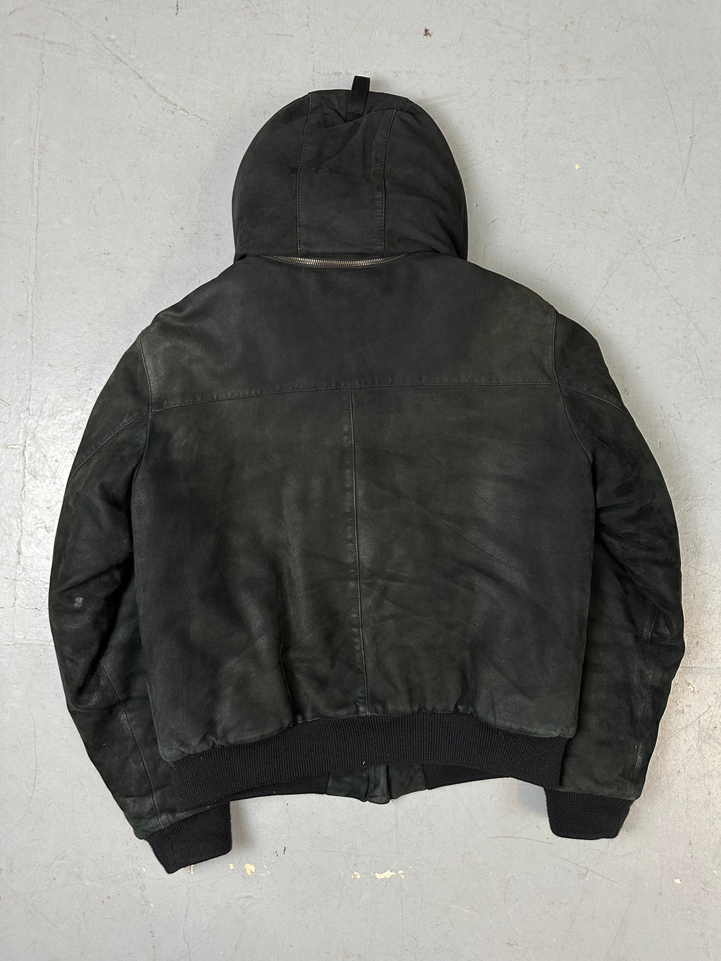 Eine schwarze Sherlingjacke mit Kaputze 