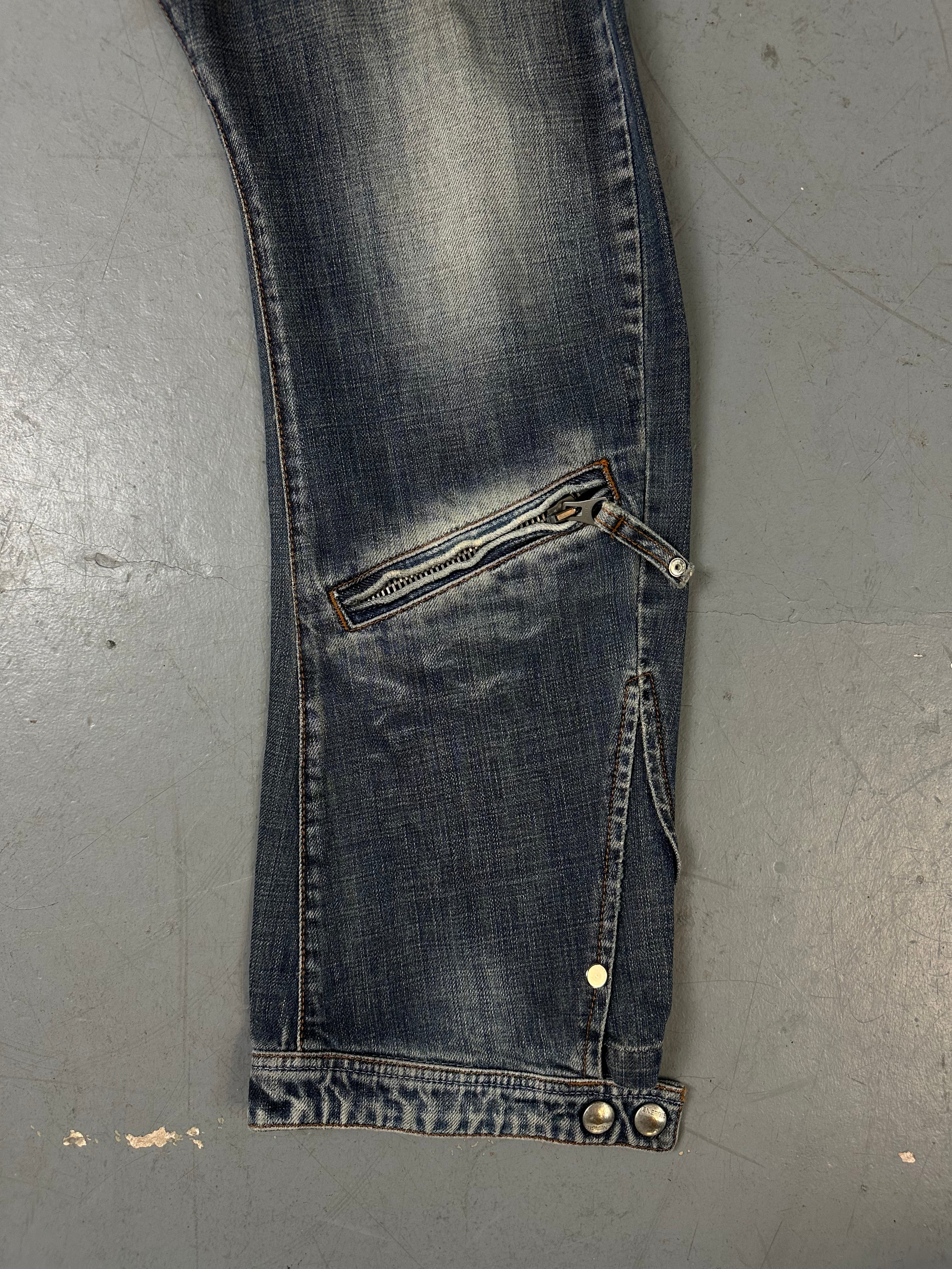 Eine blue washed flared denim im baggy schnitt 