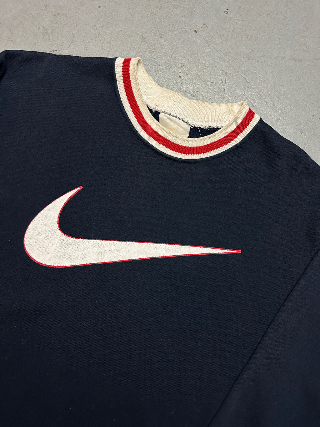Detailbild von einem Vintage Nike Dark Blue Sweater von Kragen
