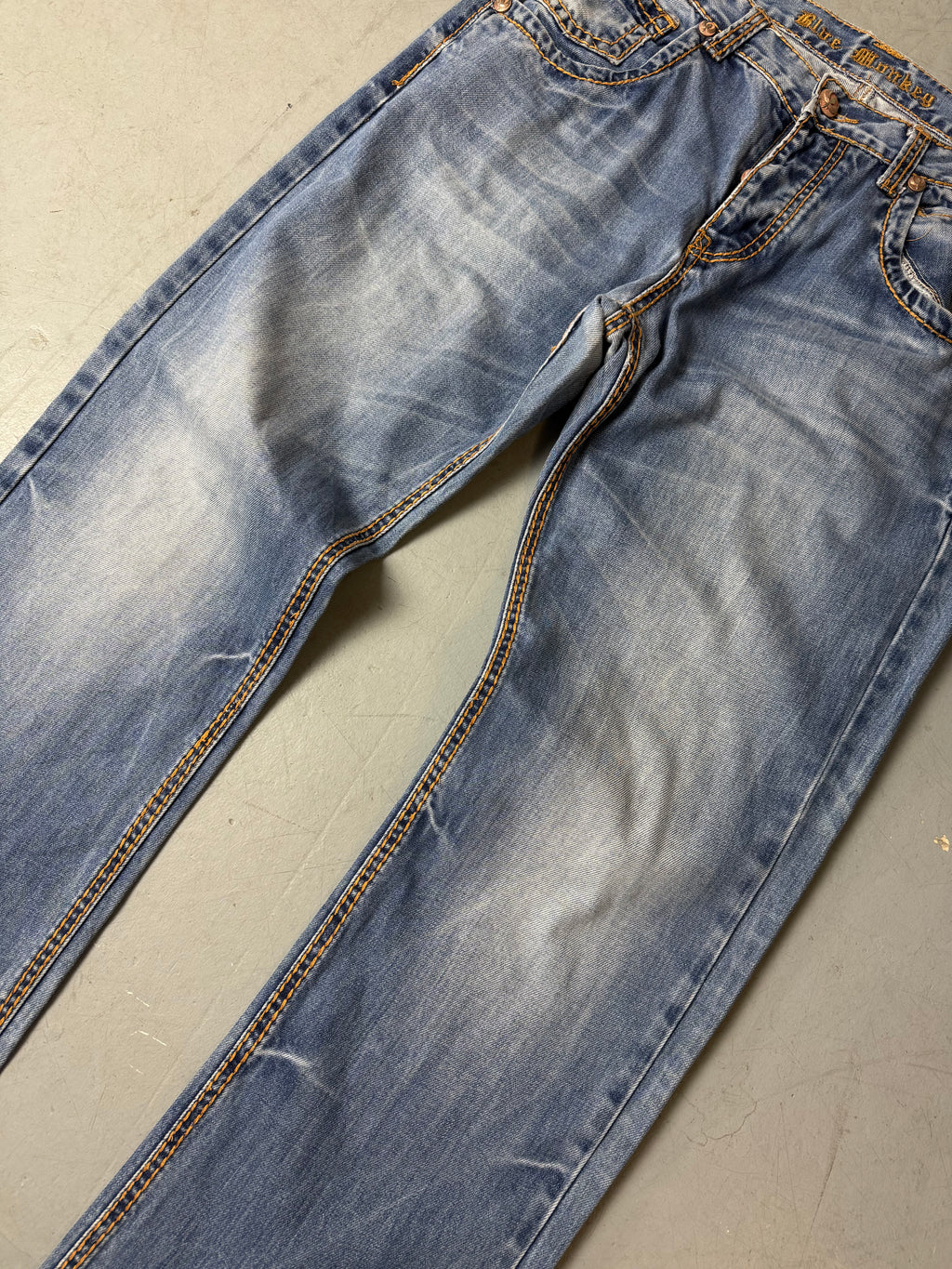 Detailbild von einer Vintage Blue Monkey Baggy Jeans von Hosenbeinen von vorne