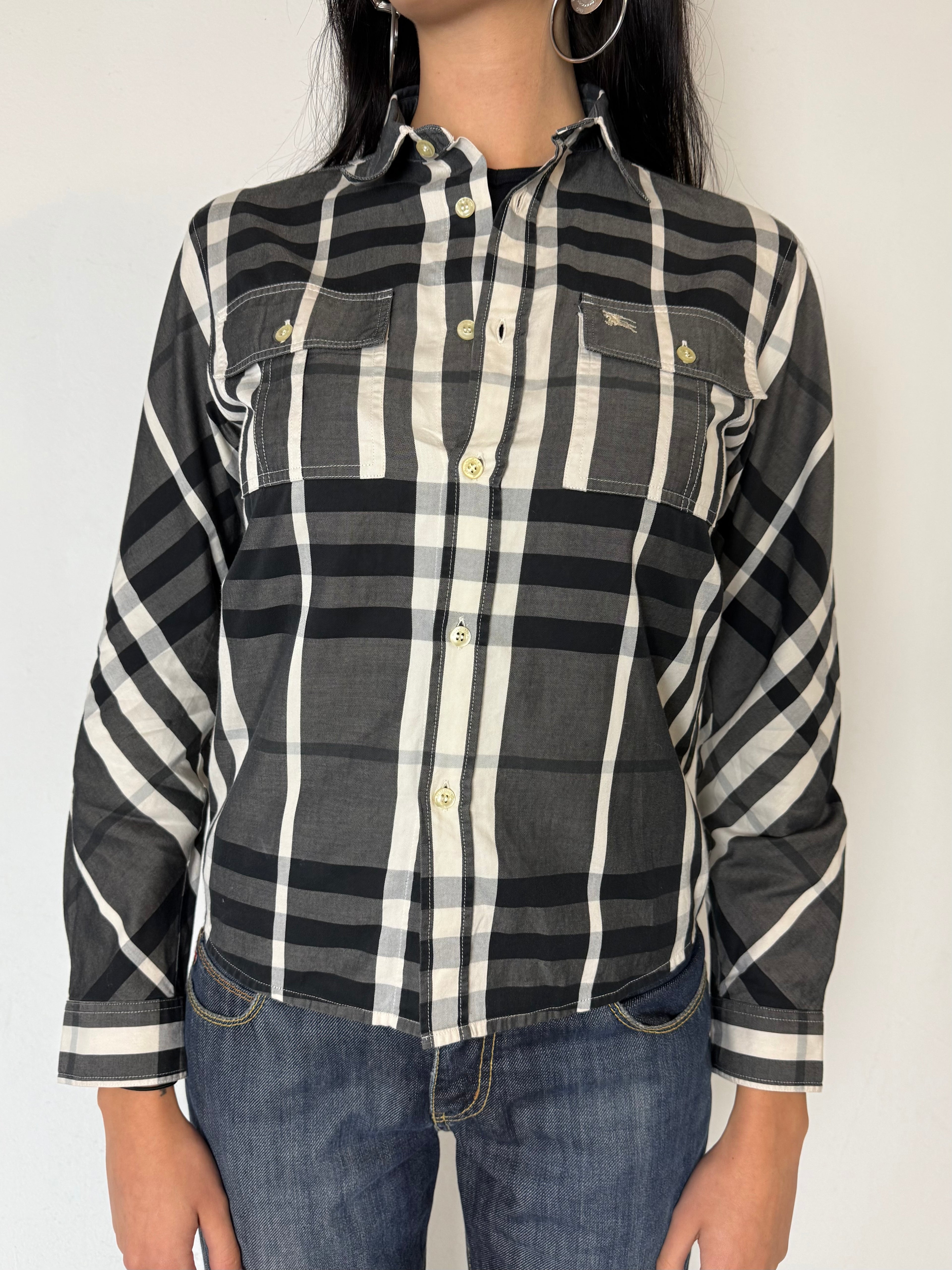 Eine schwarz weiß karierte Bluse von Burberry 