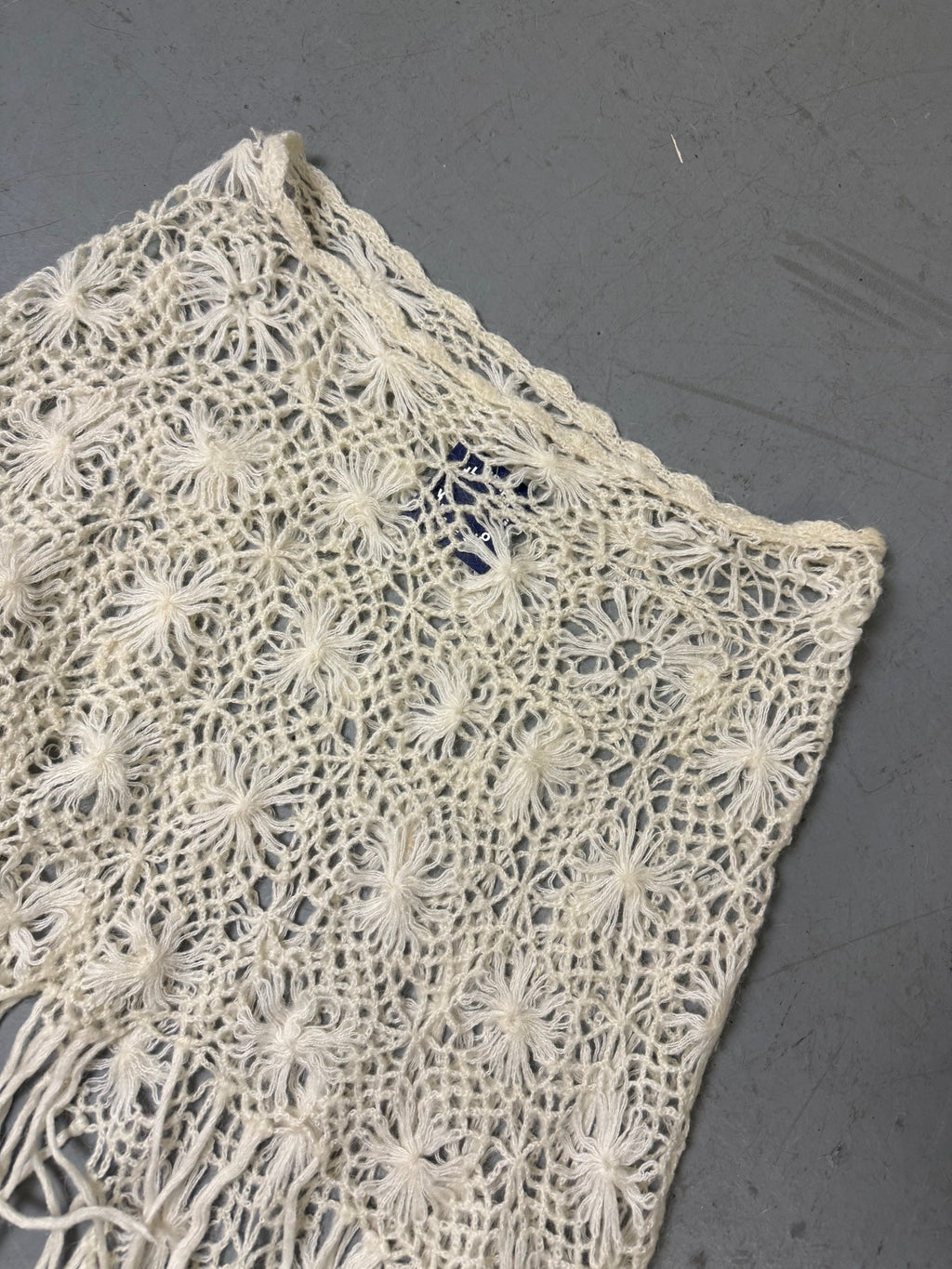 Ein cremefarbener Rock in L gestrickt im Blumenmuster 