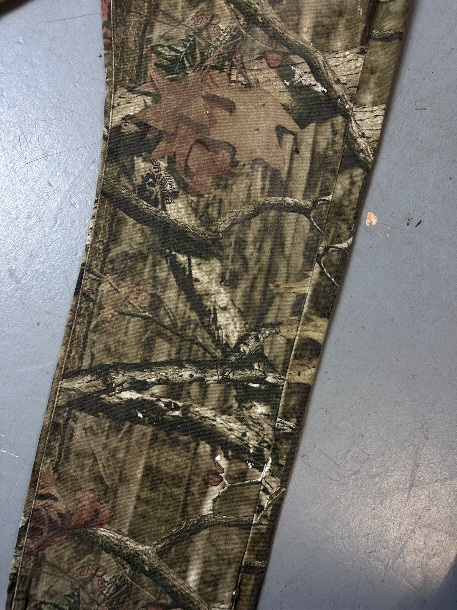 Eine baggy Hose von mossy oak in real tree camouflage Optik 