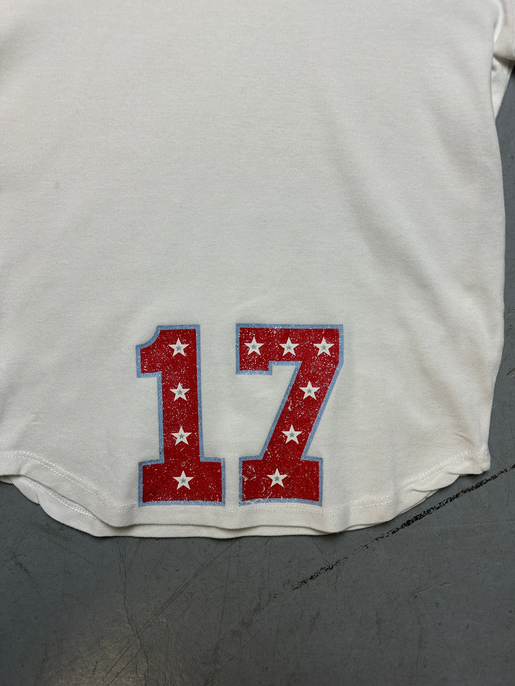 Detailbild von einem Vintage Guess Baby Tee von Print von vorne