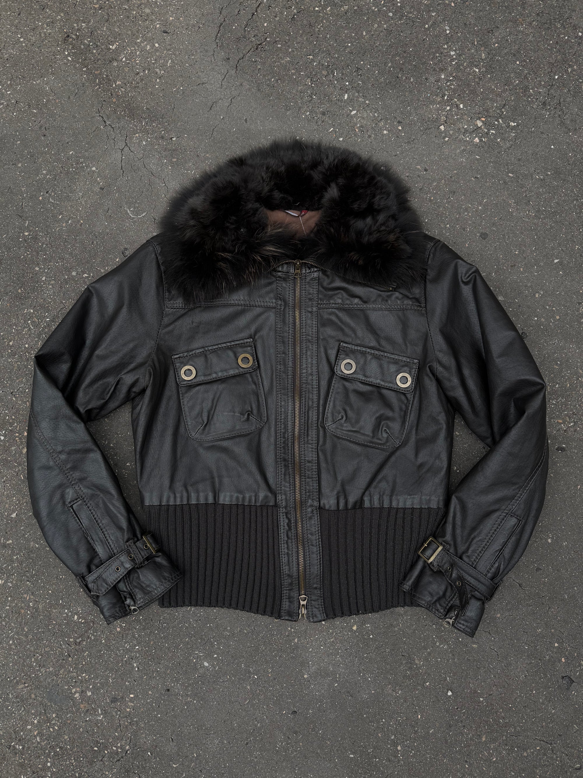 Eine schwarz braune echtleder Jacke mit faux fur Kragen in braun
