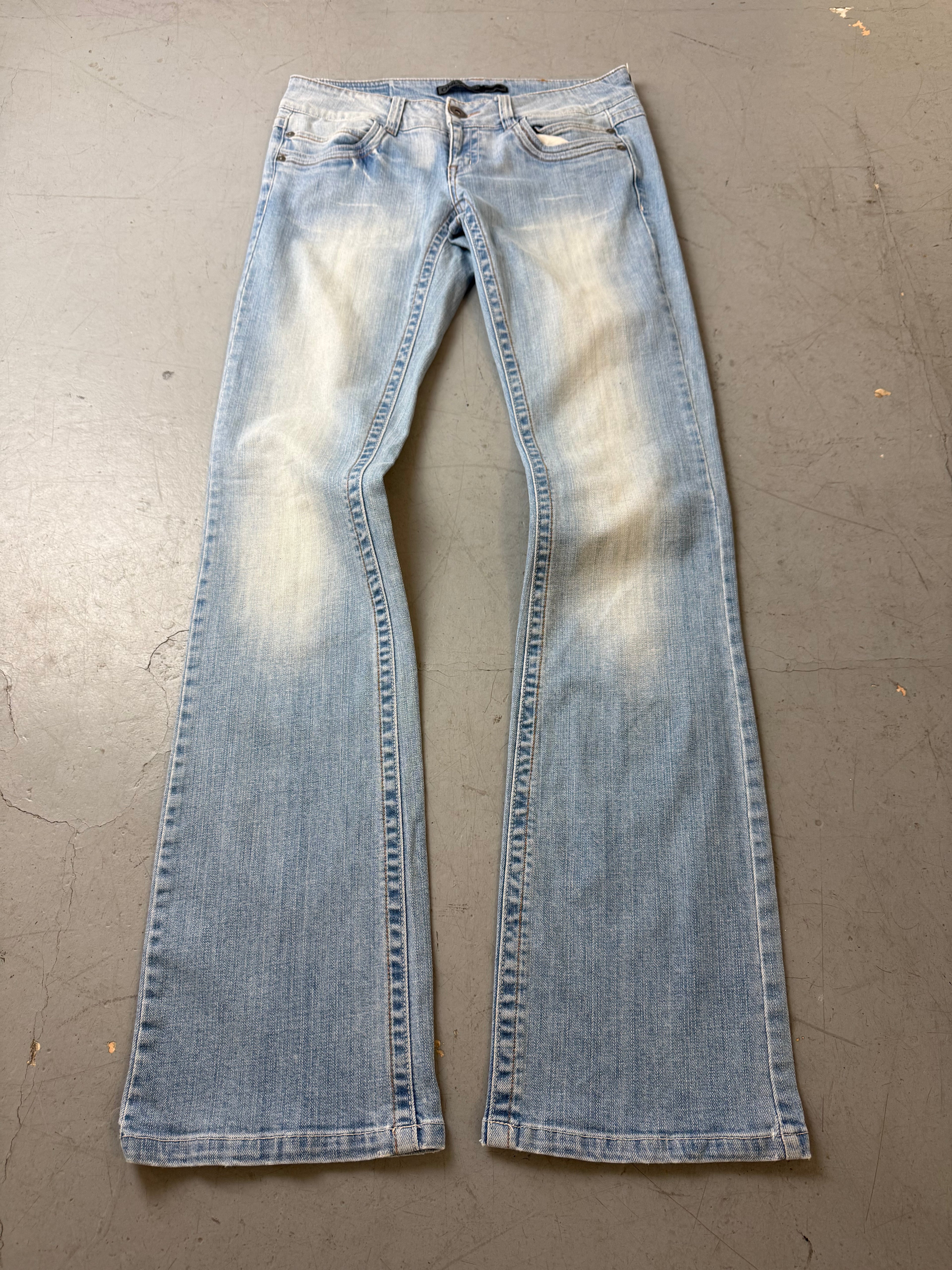 Vintage Light Blue Tall Low Waist Jeans für Damen. Y2K Second Hand 2000s Fashion