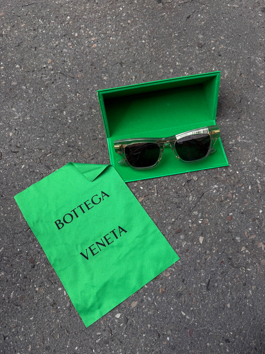 Eine beige transparente Sonnenbrille von Bottega Veneta mit Gold Details