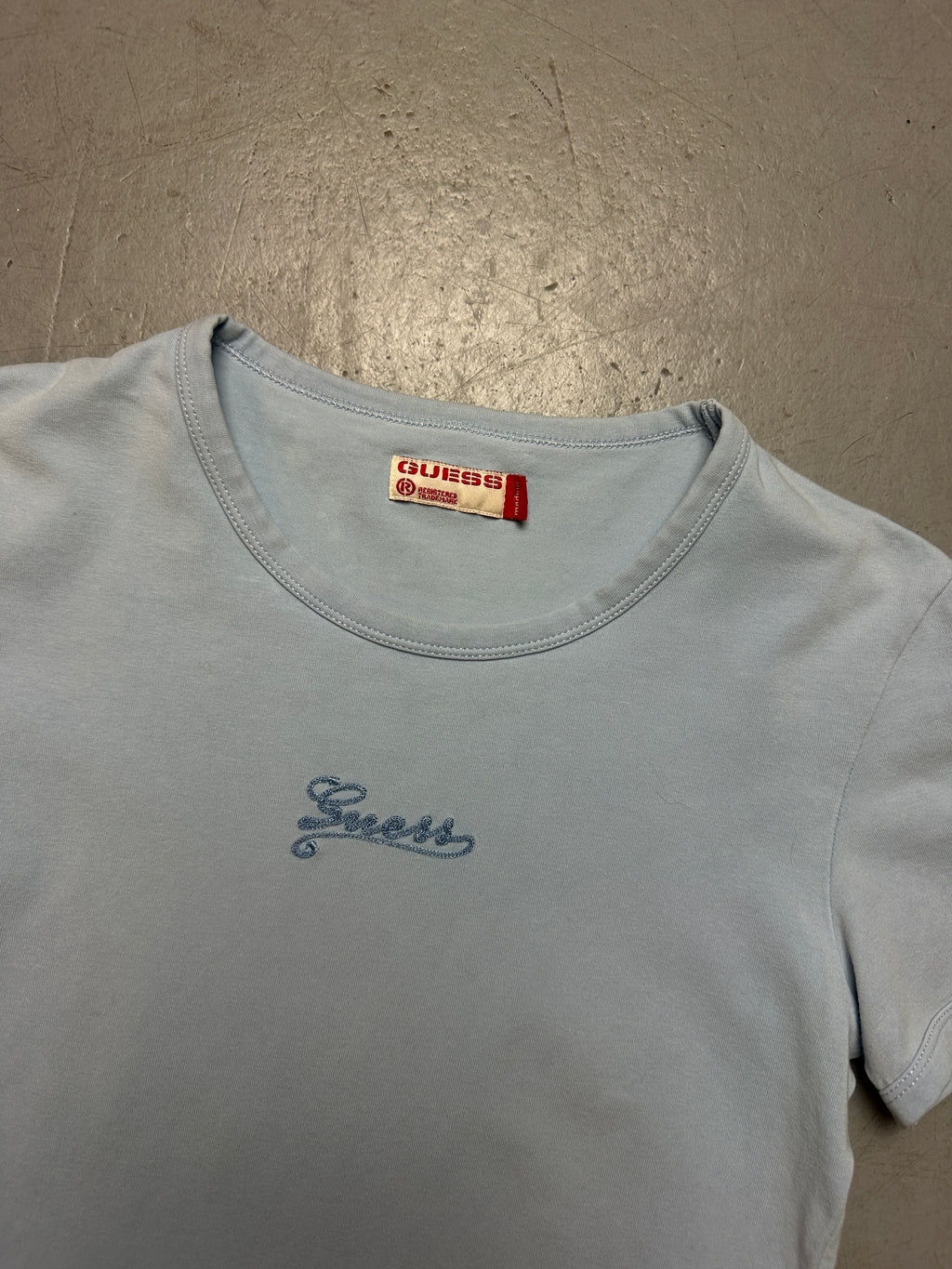 Detailbild von einem Vintage Guess Babyblue Baby Tee von Kragen von vorne