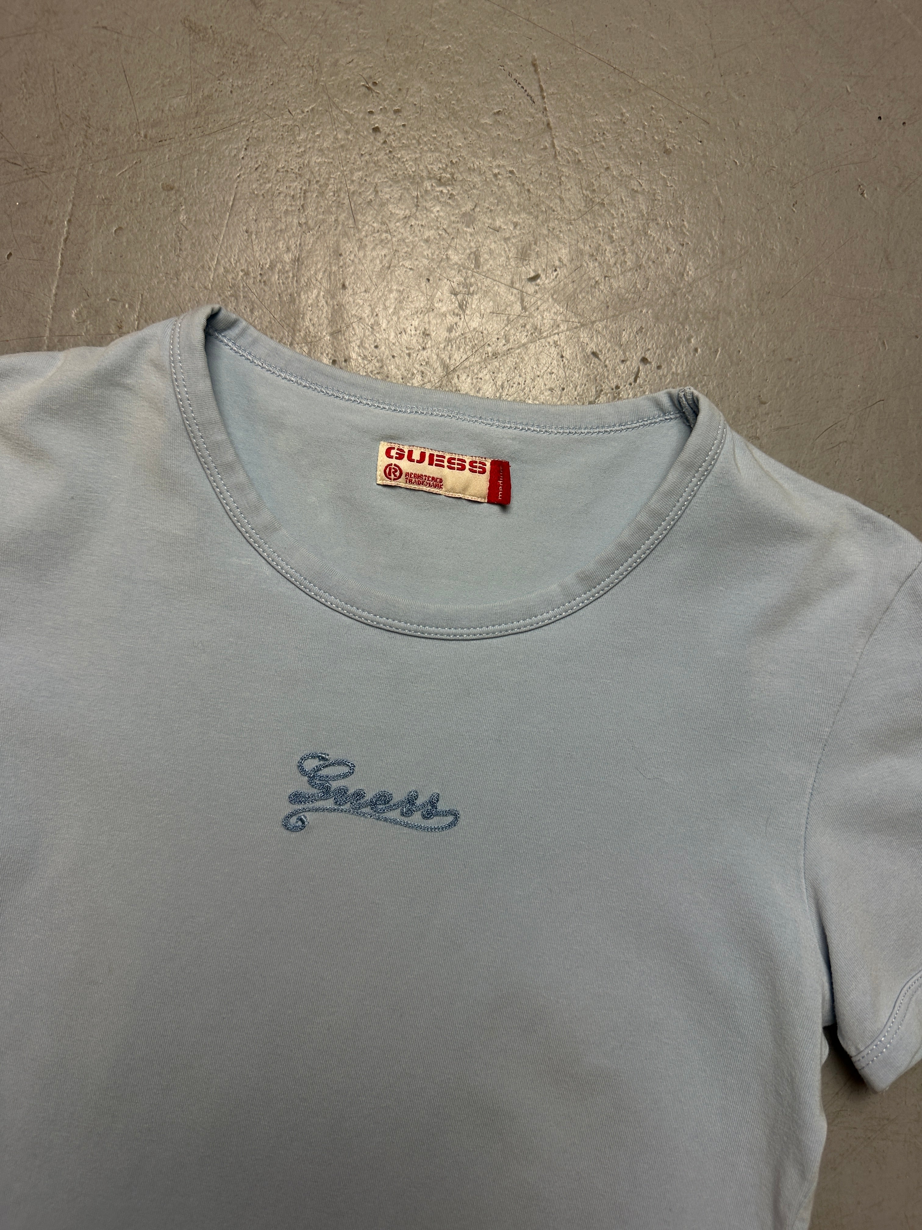 Detailbild von einem Vintage Guess Babyblue Baby Tee von Kragen von vorne