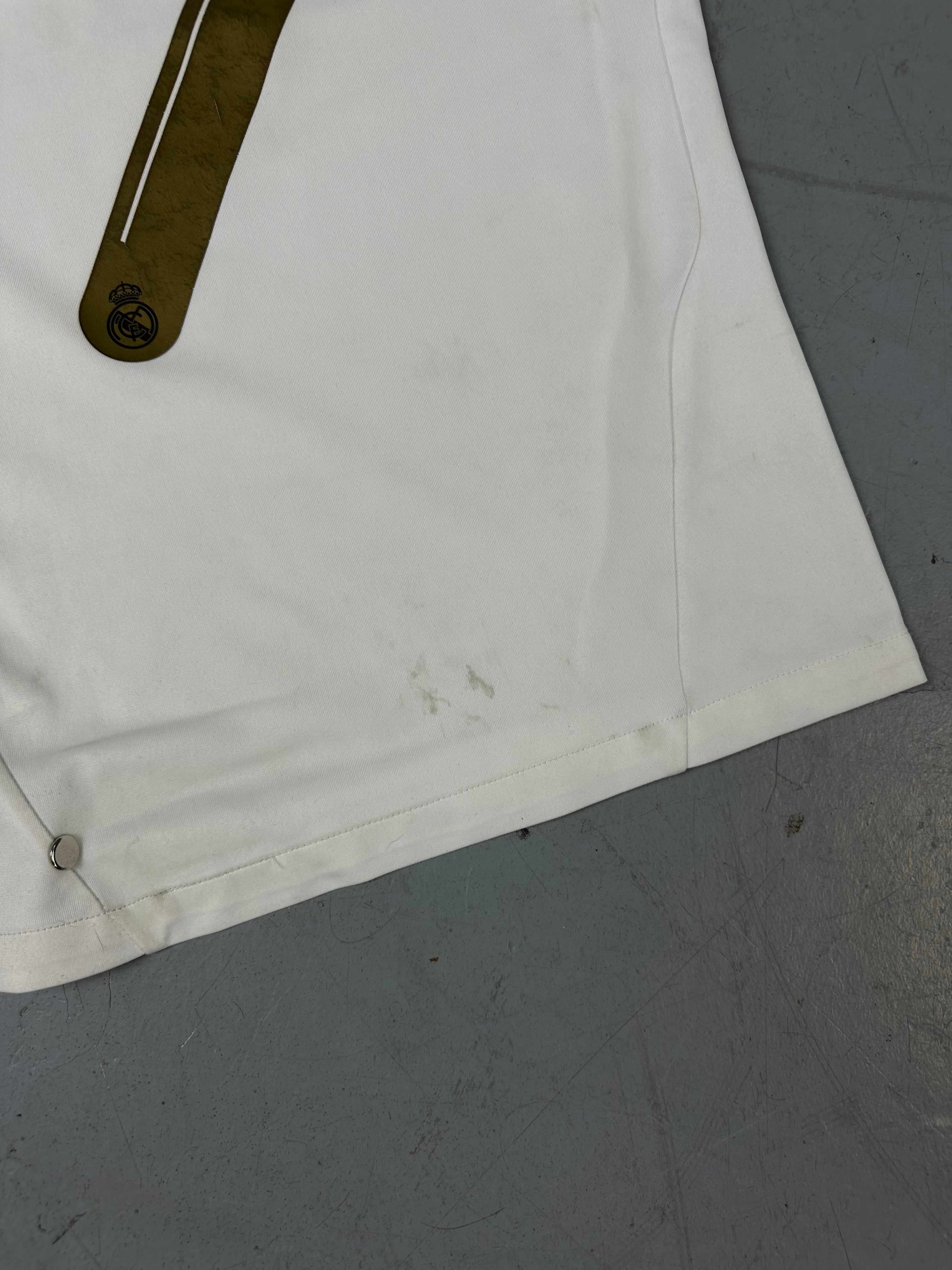 Ein Real Madrid Trikot von Adidas in weiß Gold mit Ronaldo auf dem Rücken in XS