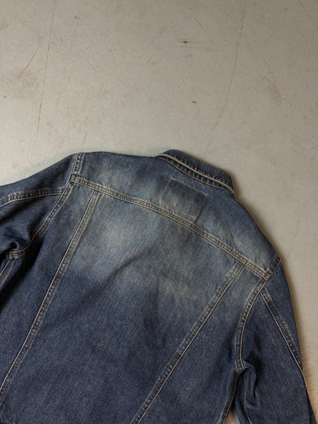 Detailliertes Produktbild von Vintage Guess Denim Jacket M/L von hinten