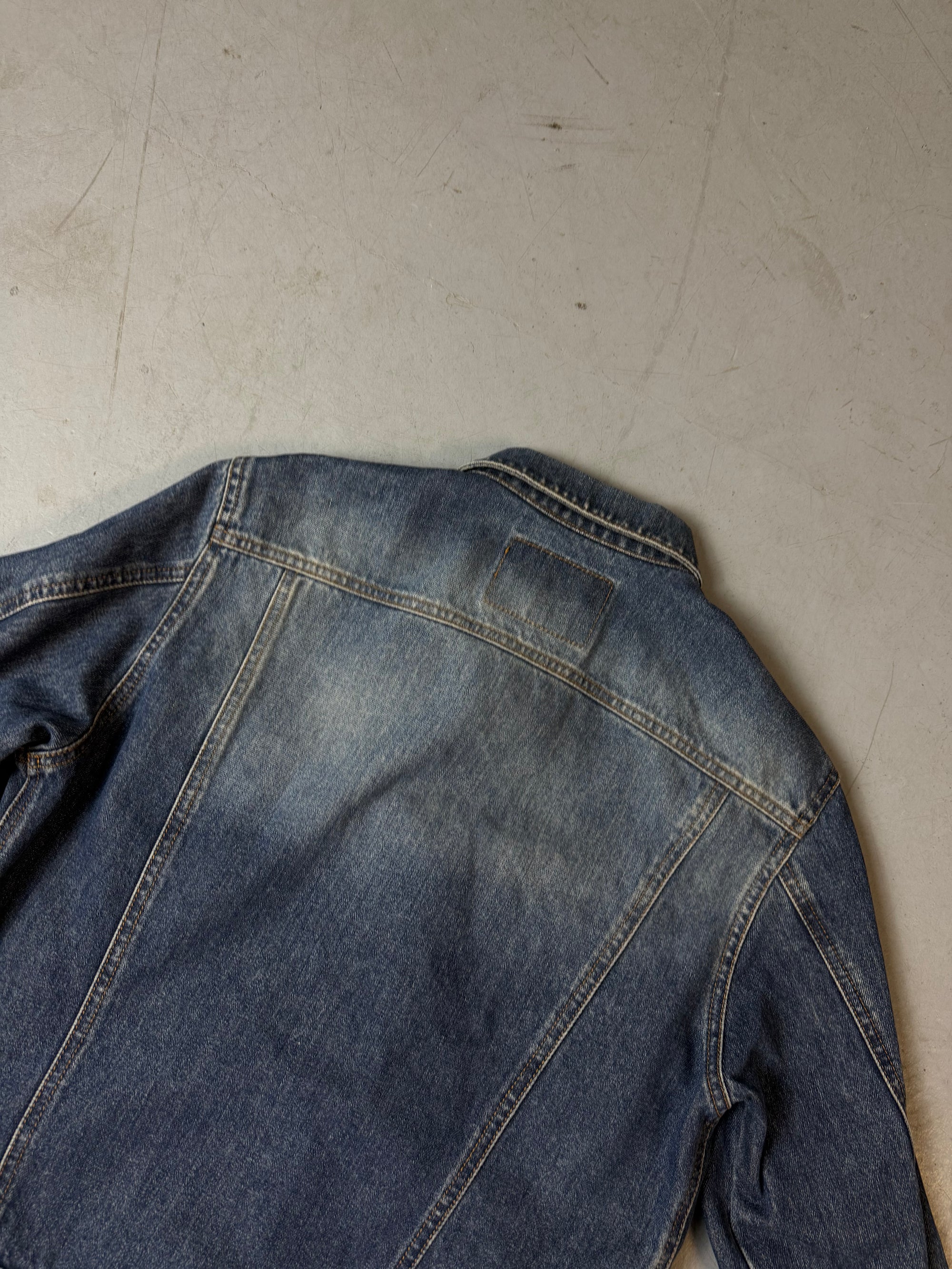 Detailliertes Produktbild von Vintage Guess Denim Jacket M/L von hinten