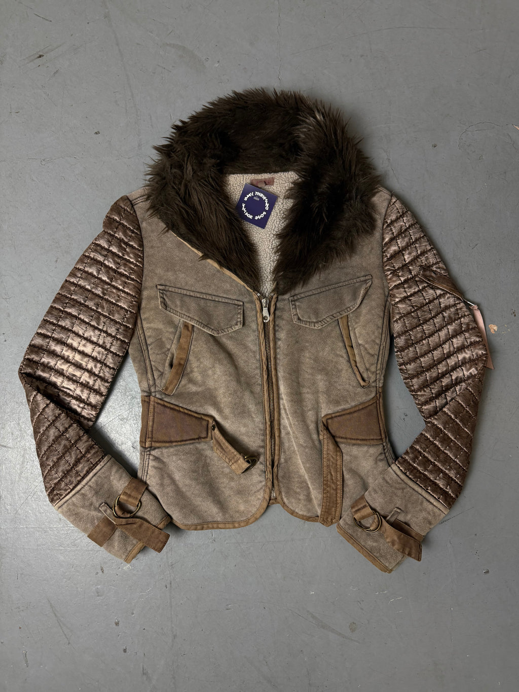 Vintage Roberto Cavalli Angels Leather Jacket with Faux Fur getragen vor grauem Hintergrund