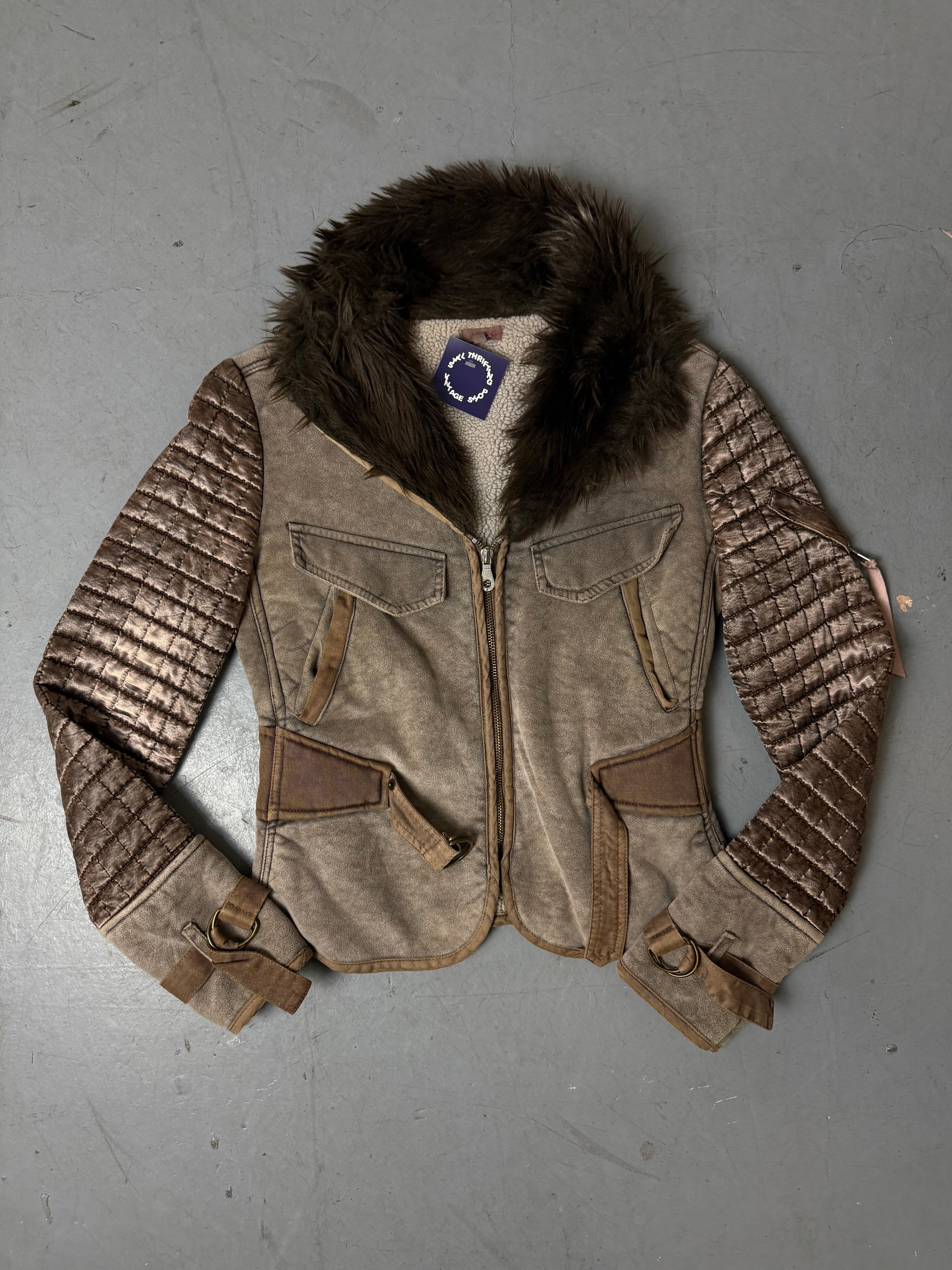 Vintage Roberto Cavalli Angels Leather Jacket with Faux Fur getragen vor grauem Hintergrund