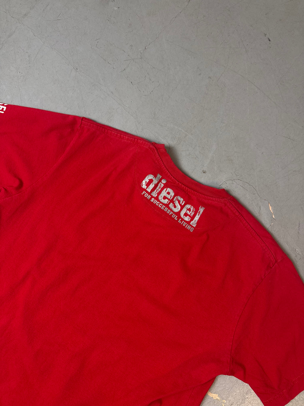 Ein vintage Diesel Shirt in rot mit Silber Diesel Logo auf der Brust 