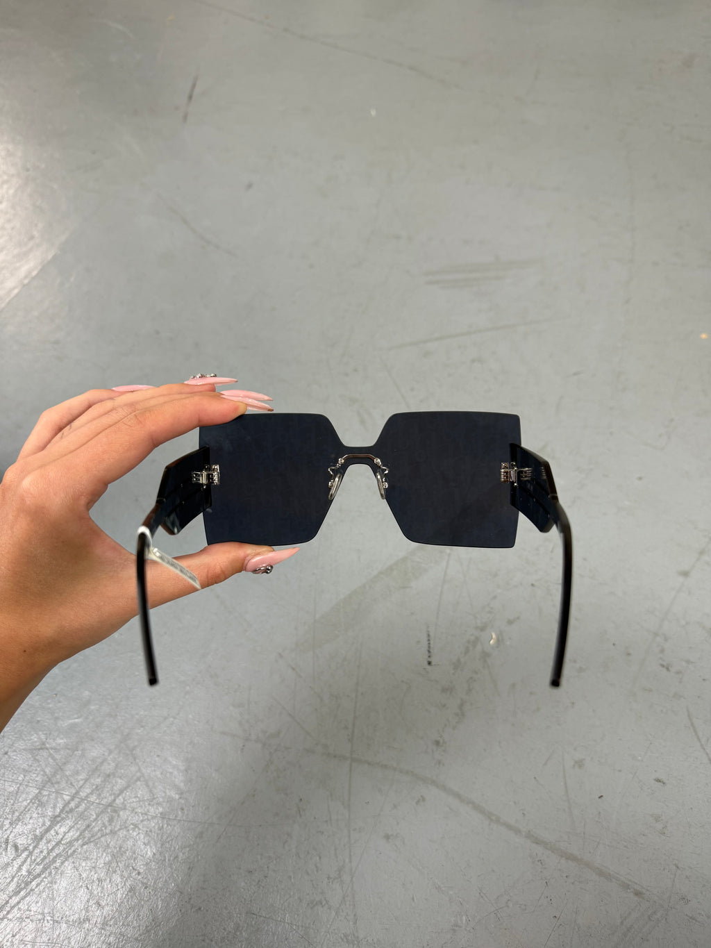 Eine neue Sonnenbrille von dir mit großen eckigen Gläsern mit dem Dior monogram drauf 