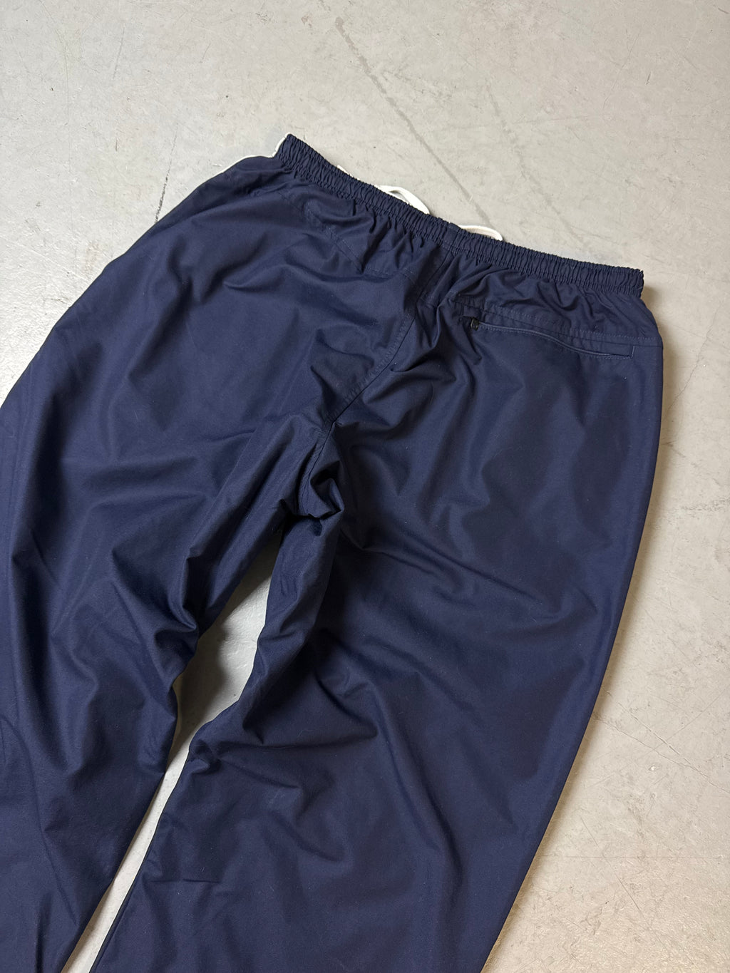 Eine dunkelblaue vintage Nike trackpants Sporthose Jogginghose y2k 