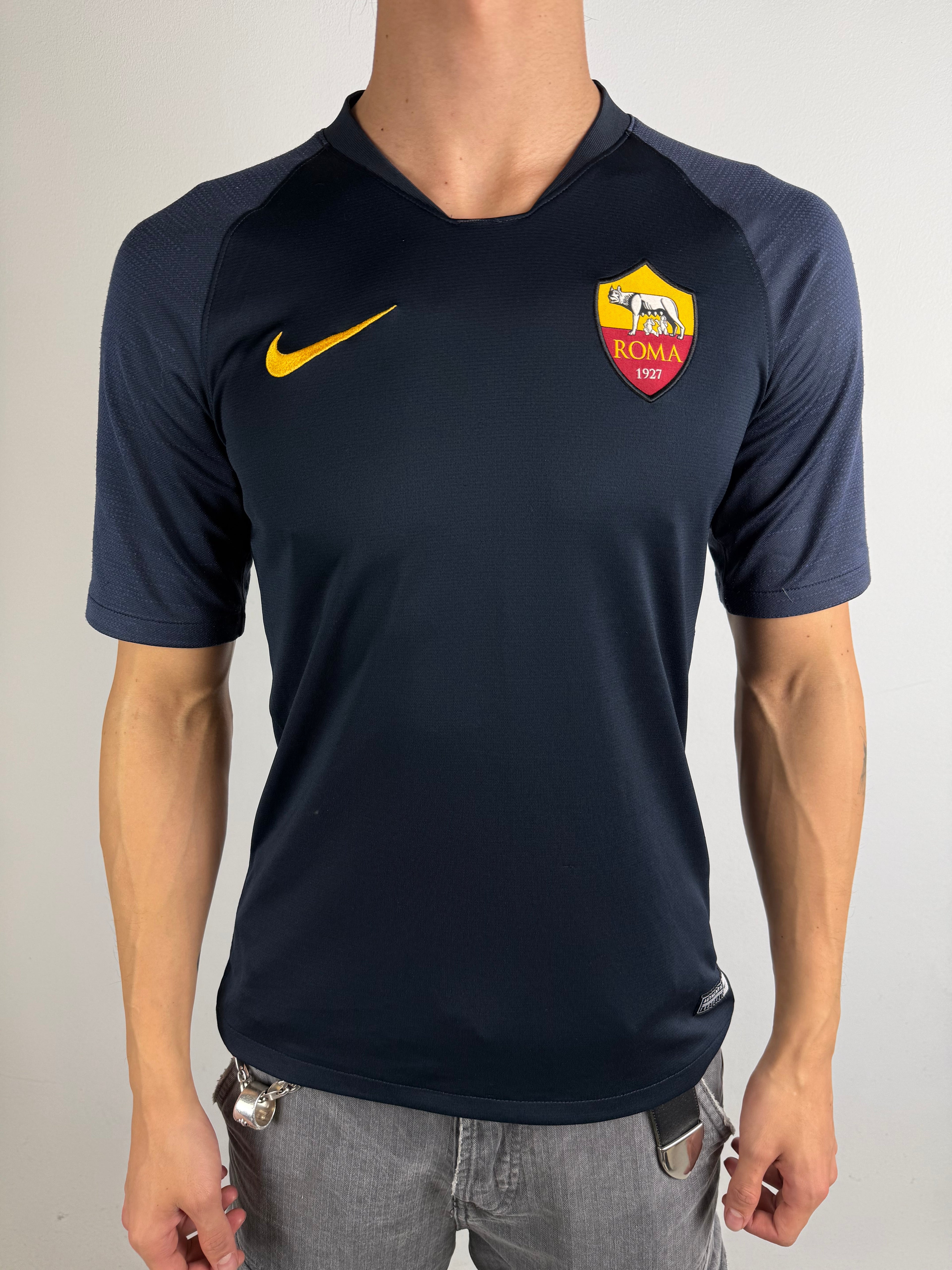Tragebild von Vintage Nike Roma Jersey S von vorne