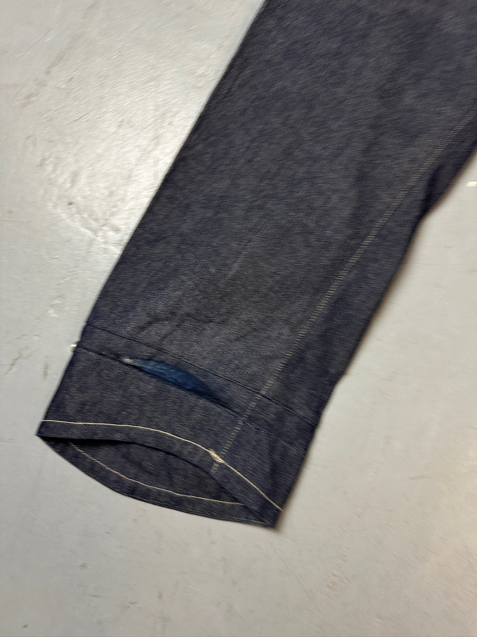 Eine dunkelblaue baggy Levi’s engineered denim jeans 