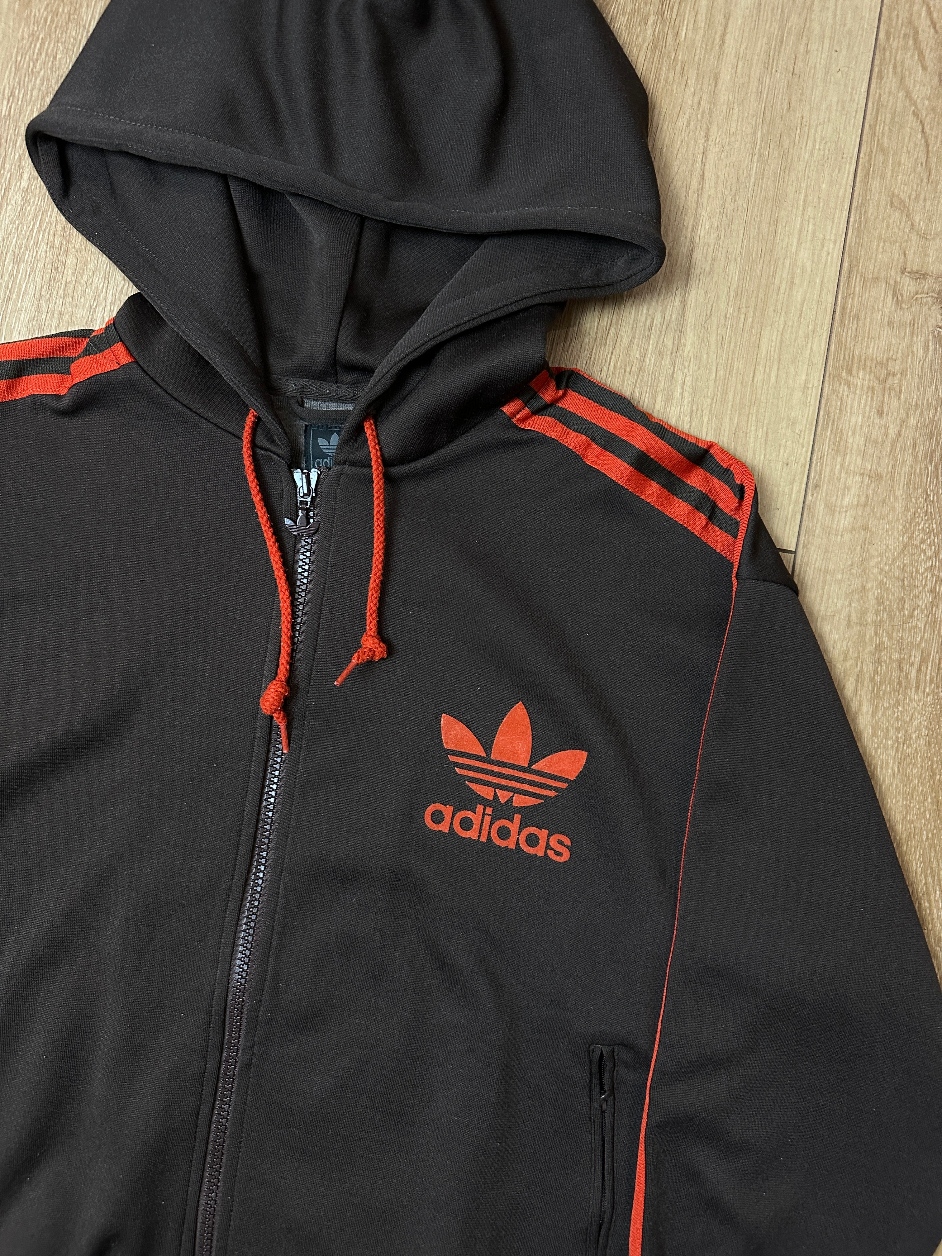 Detailbild von einem Vintage Adidas Hooded Trackjacket von vorne