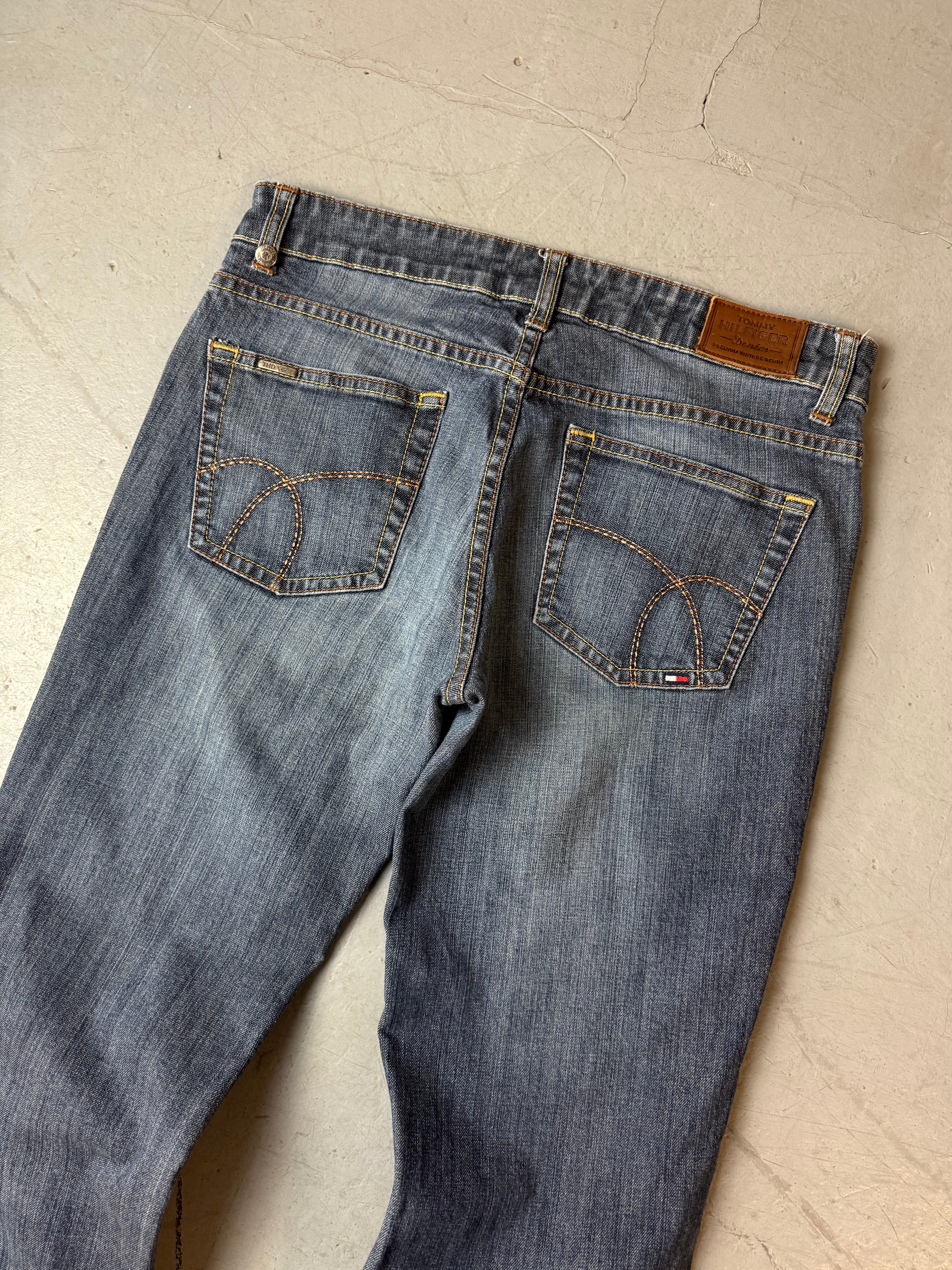 Vintage Tommy Hilfiger Cameron Low Waist Bootcut Denim  für Damen. Y2K 2000s Fashion