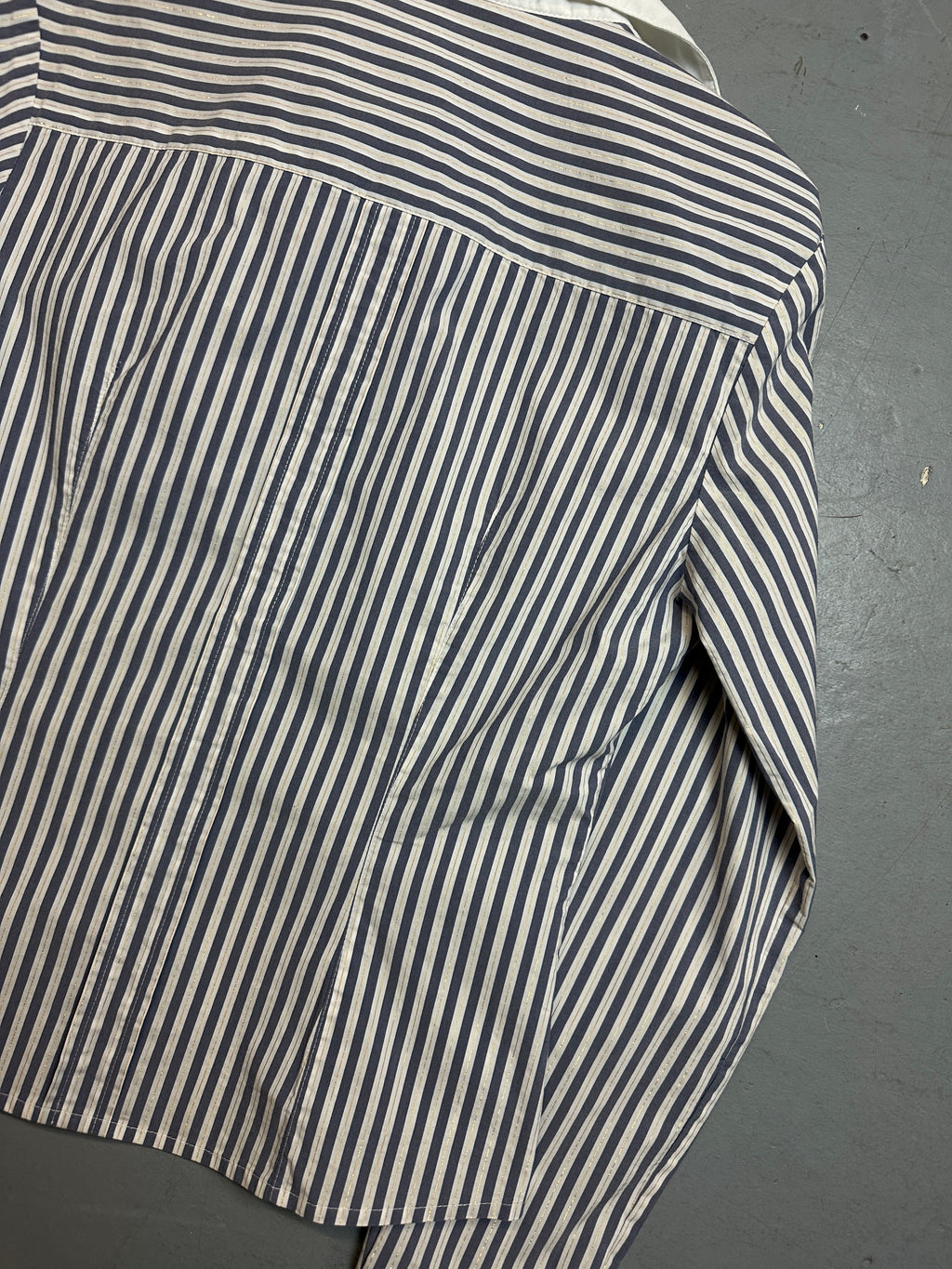 Vintage White and Blue Striped Button Up Blouse für Frauen. Y2K Second Hand 2000s Fashion
