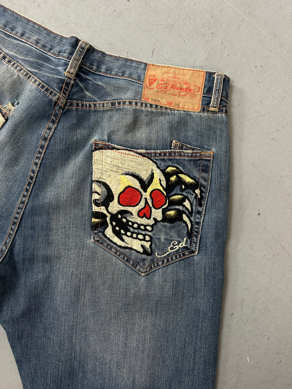 Eine baggy Ed Hardy denim mit totenkopf Print auf den backpockets