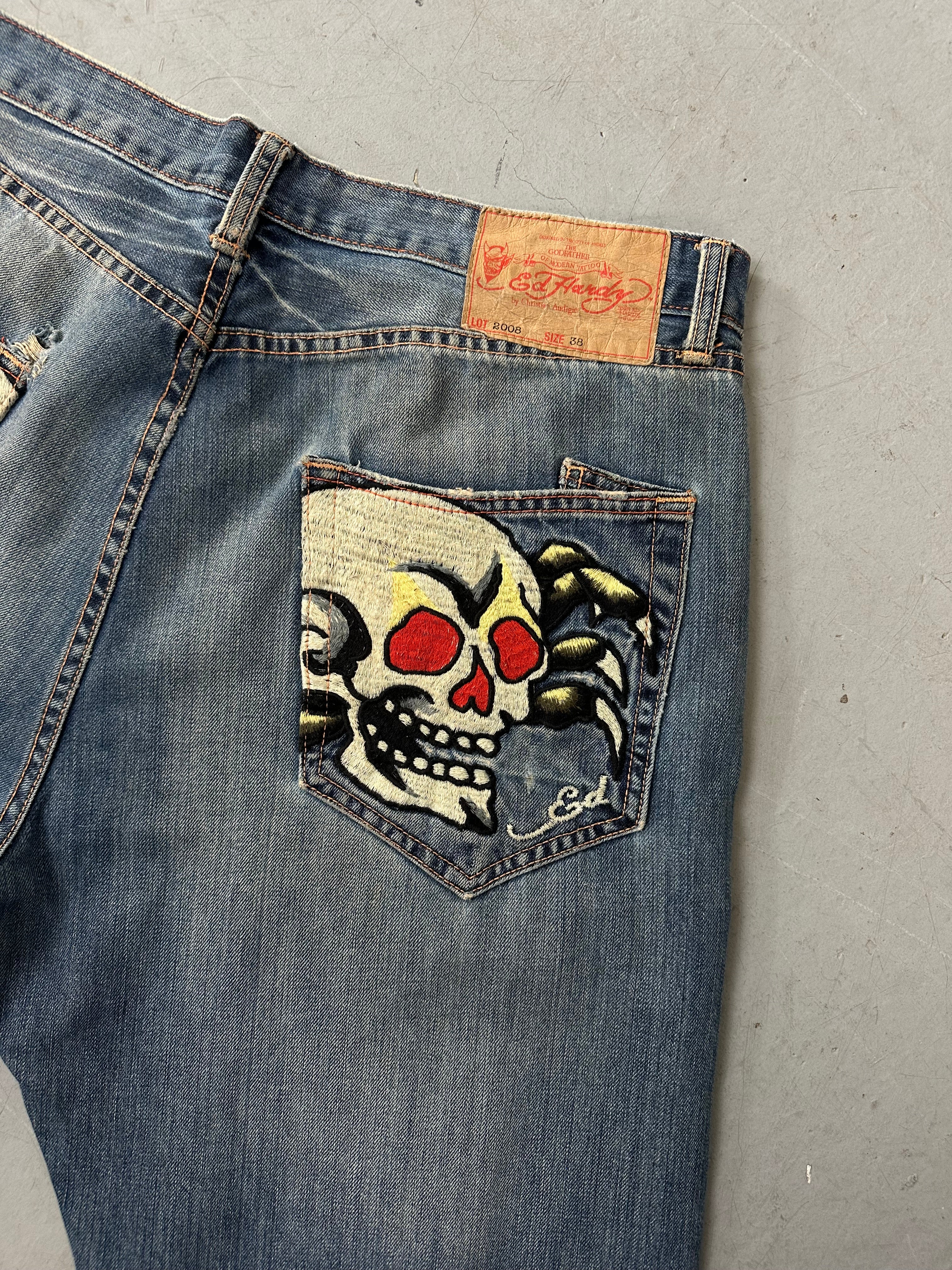 Eine baggy Ed Hardy denim mit totenkopf Print auf den backpockets