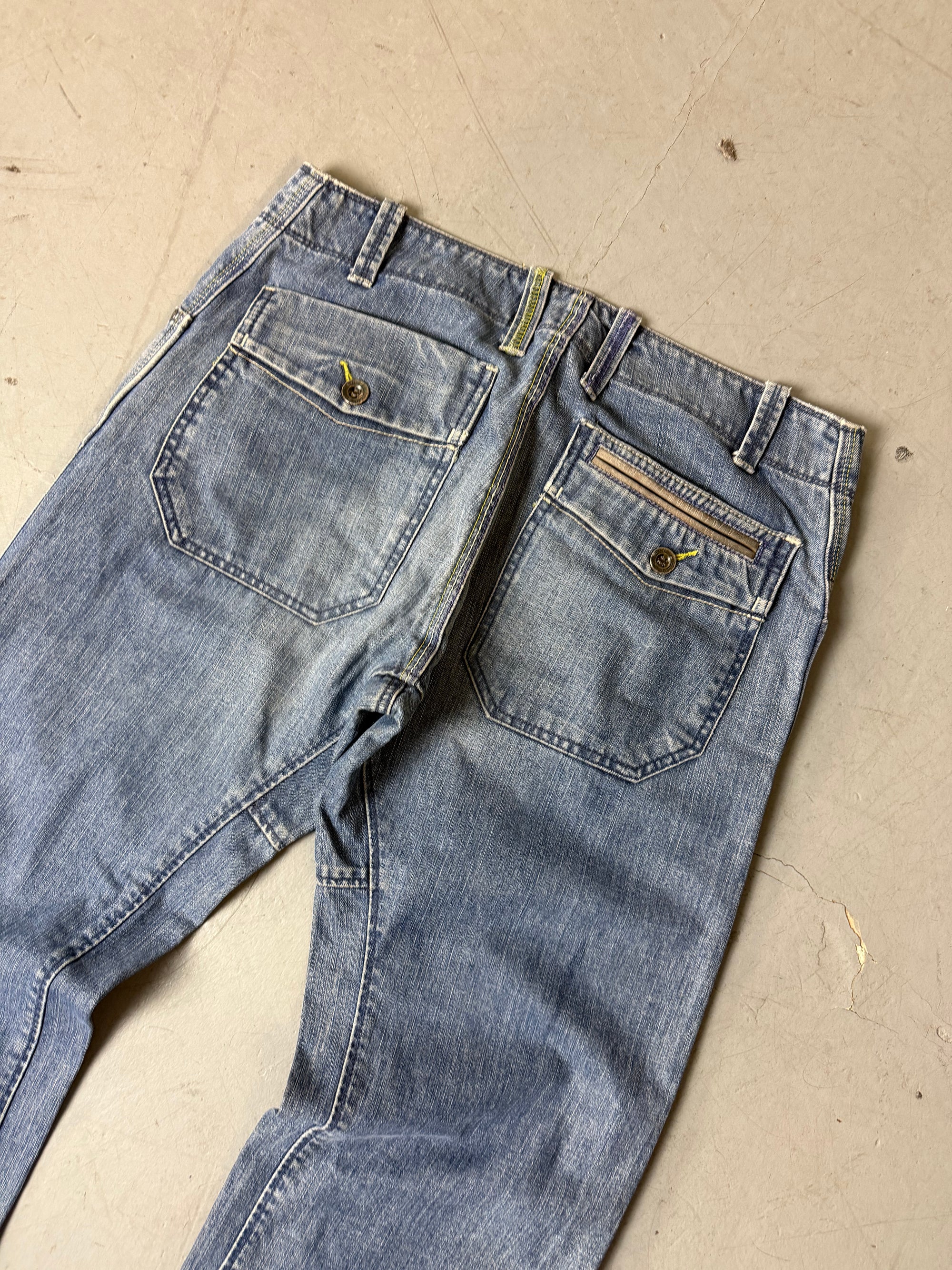 Detailbild von einer Vintage Diesel Blue Denim Jeans von Hosentaschen hinten