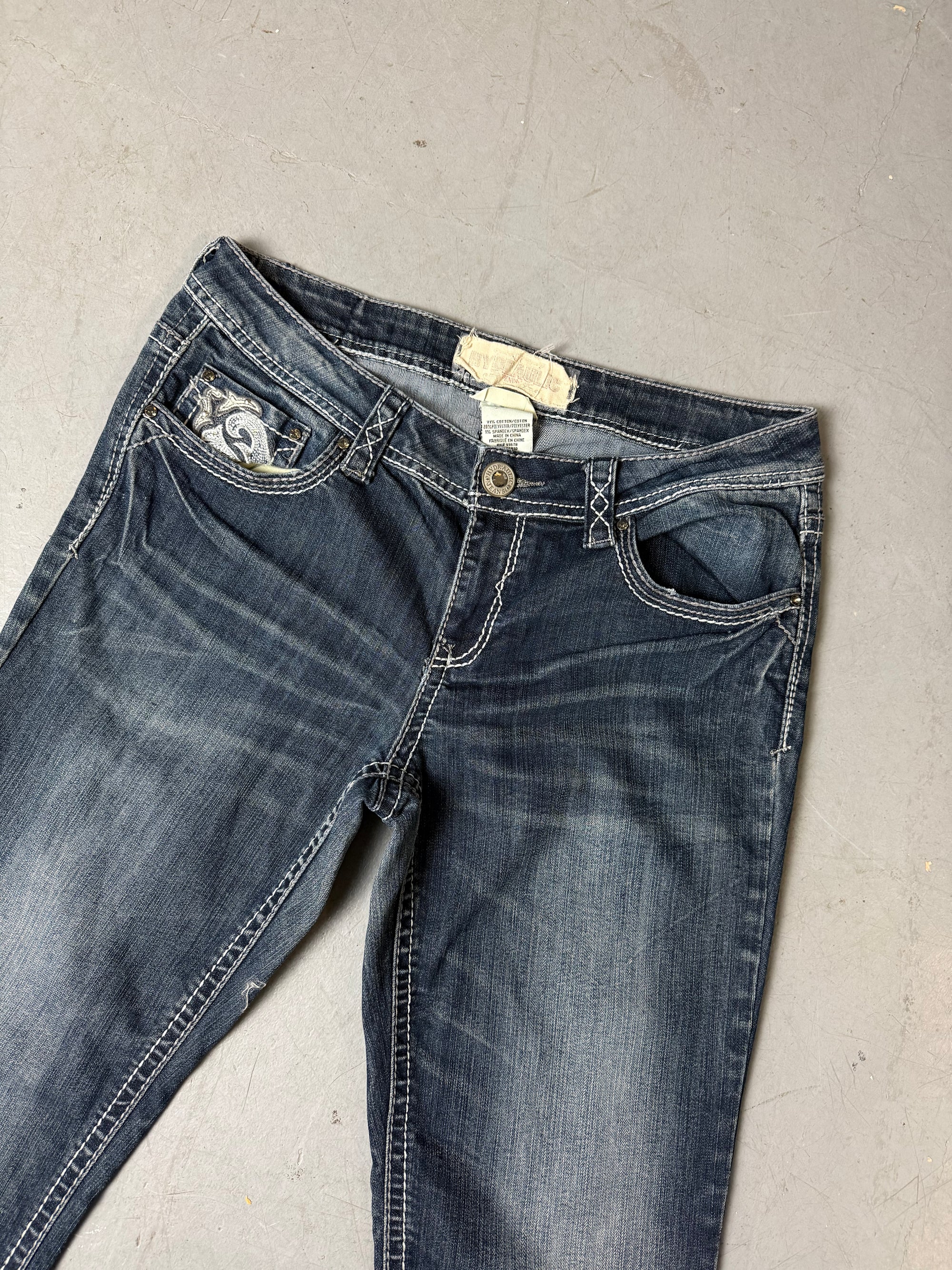 Detailbild von einer Vintage Hydraulic Bootcut Denim with Tribal Backprint von Hosenbund 