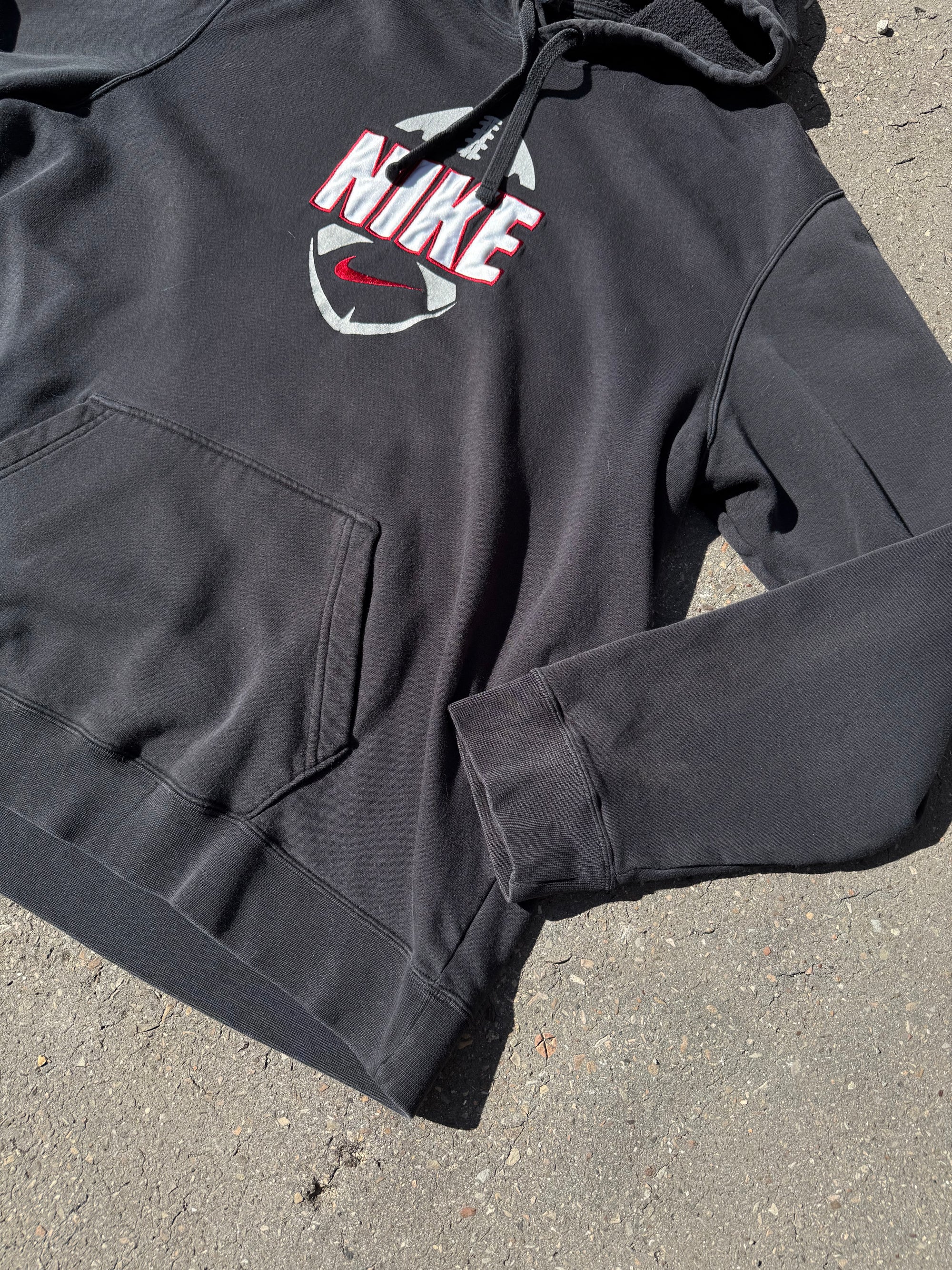 Ein oversized Nike Football Hoodie in schwarz mit Logo auf der Brust in XXL