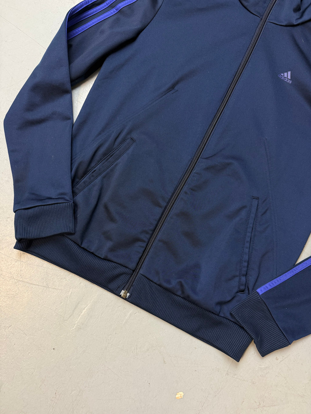 Vintage Adidas Dark Blue/Purple Track Jacket für Damen. Y2K Second Hand 2000s Fashion