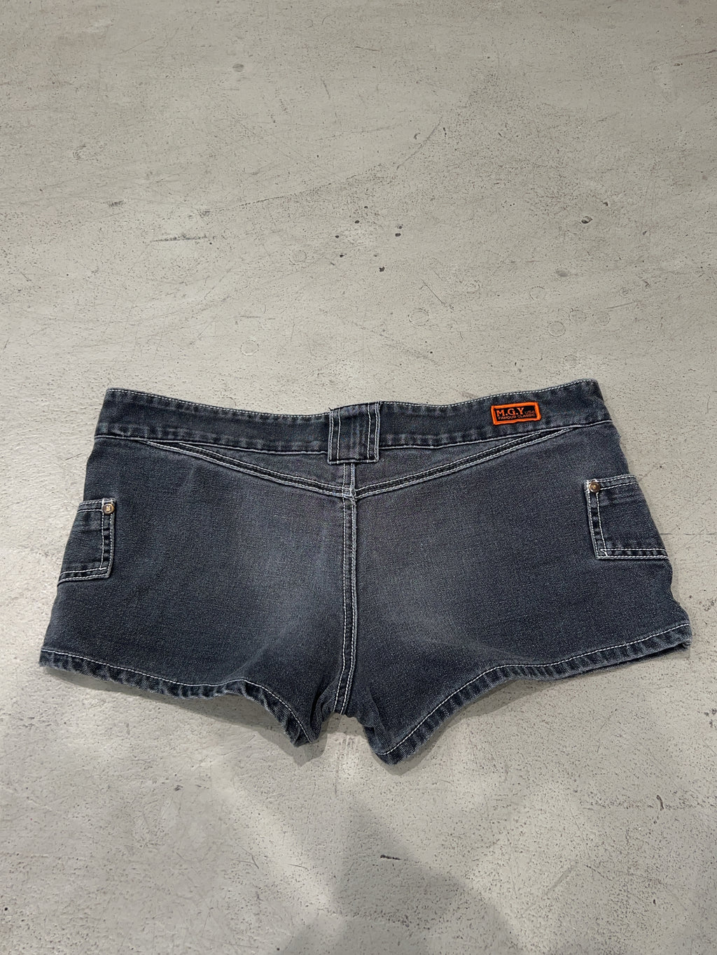 Vintage Grey Hot Pants für Damen. Y2K Second Hand 2000s Fashion.