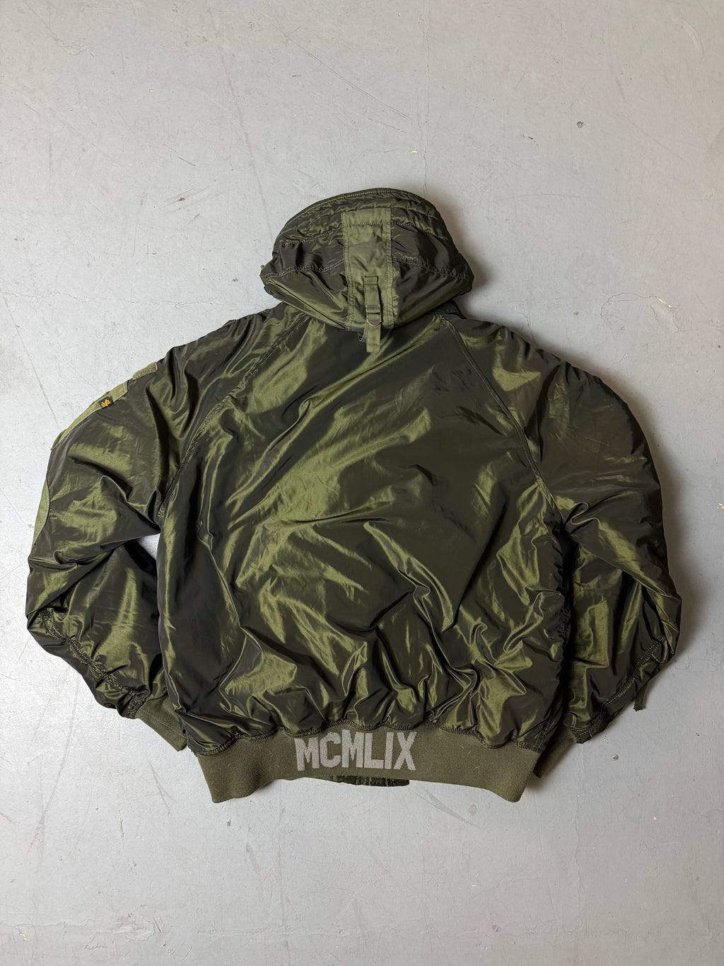 Produktbild von einer Vintage Alpha Industries Dark Green Bomber Jacket von hinten