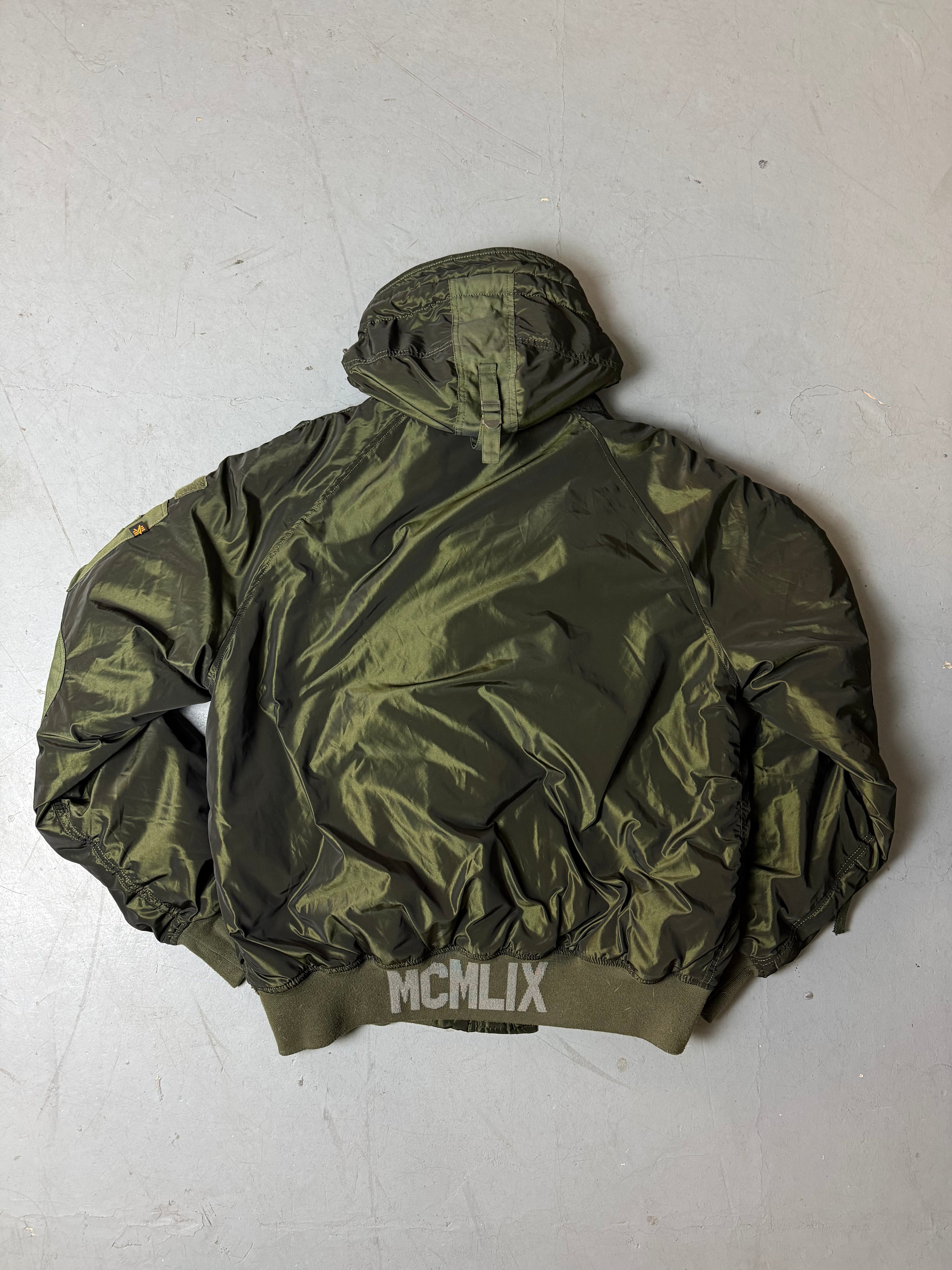 Produktbild von einer Vintage Alpha Industries Dark Green Bomber Jacket von hinten