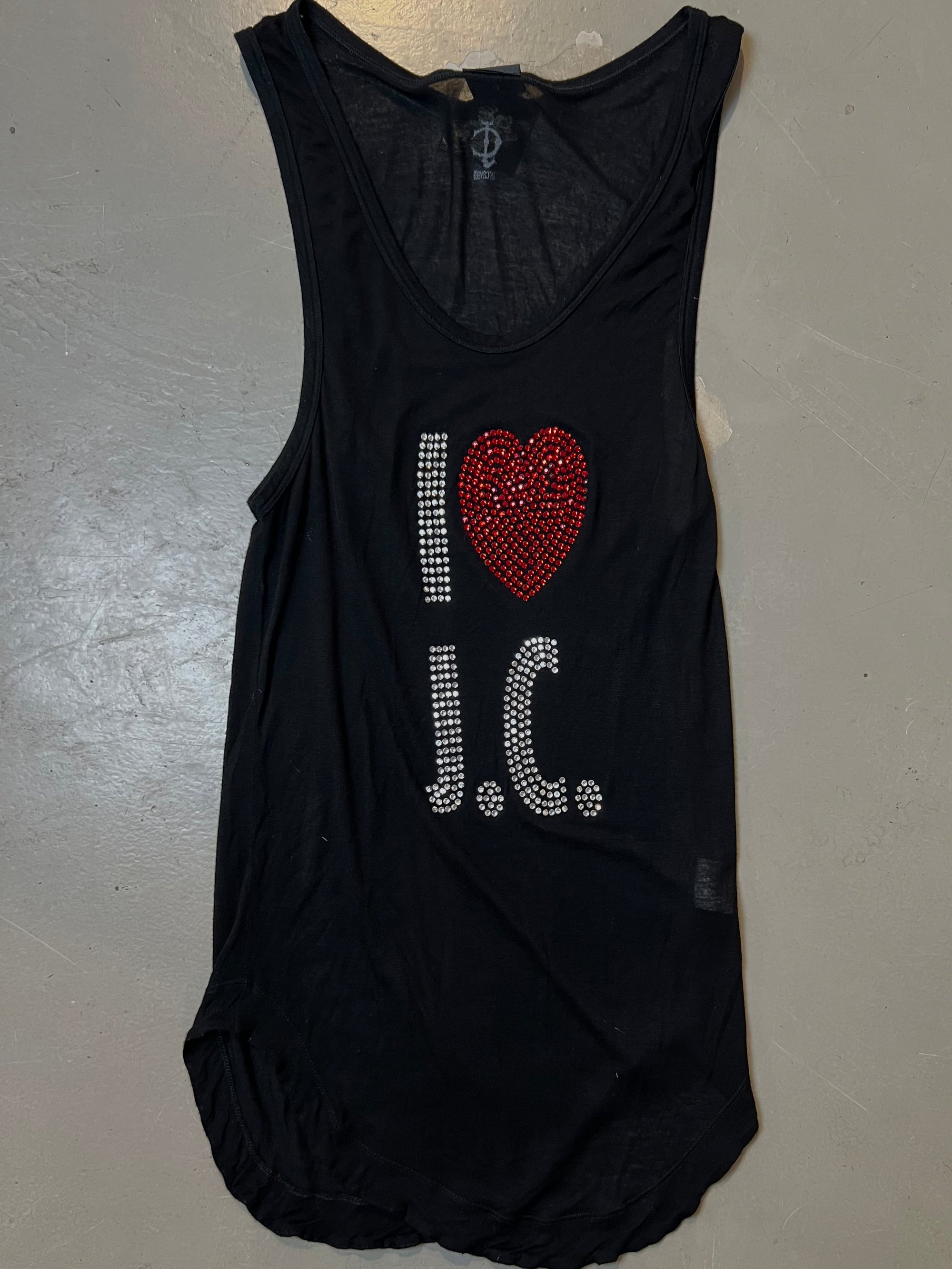 Langes schwarzes Top von Roberto Cavalli, Aufschrift “I love J.C” in glitzersteinen, produktbild vor grauem Hintergrund, frontal.
