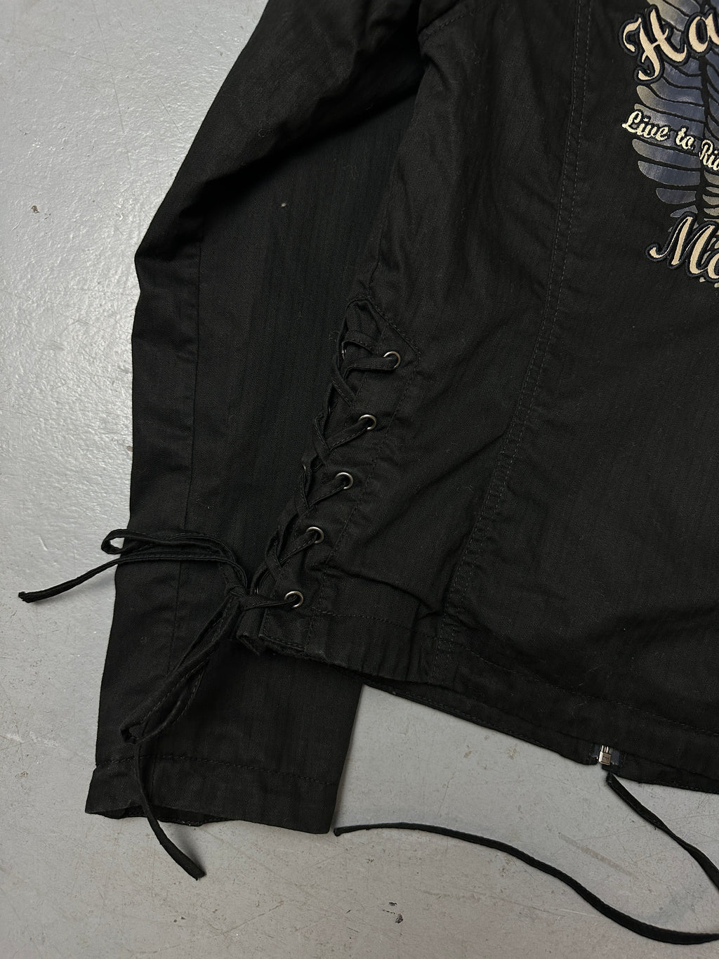 Detailliertes Produktbild von Vintage Black Harley Davidson Jacket S/M von hinten