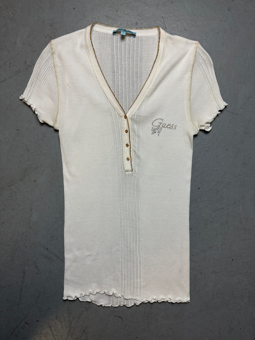 Produktbild von einem Vintage White Guess Ruffle Tee von vorne